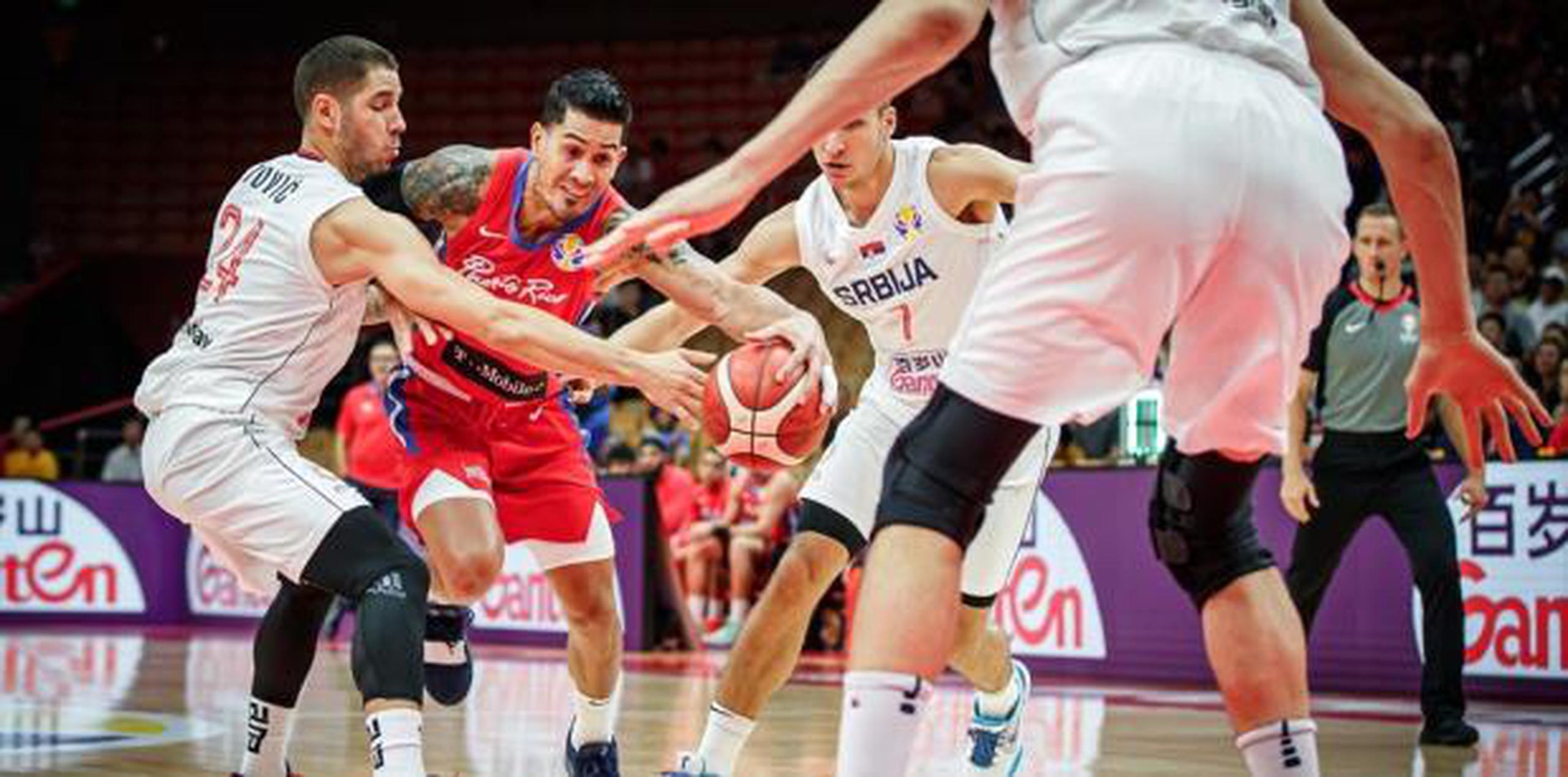 Puerto Rico fue superado fácilmente 90-47 por Serbia a primera hora. (FIBA)