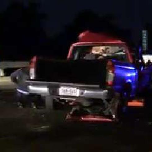 Hombre muere al chocar con camión en la autopista