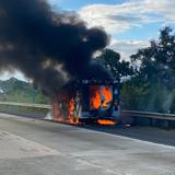 Se incendia ambulancia en autopista PR-22 en Vega Baja 