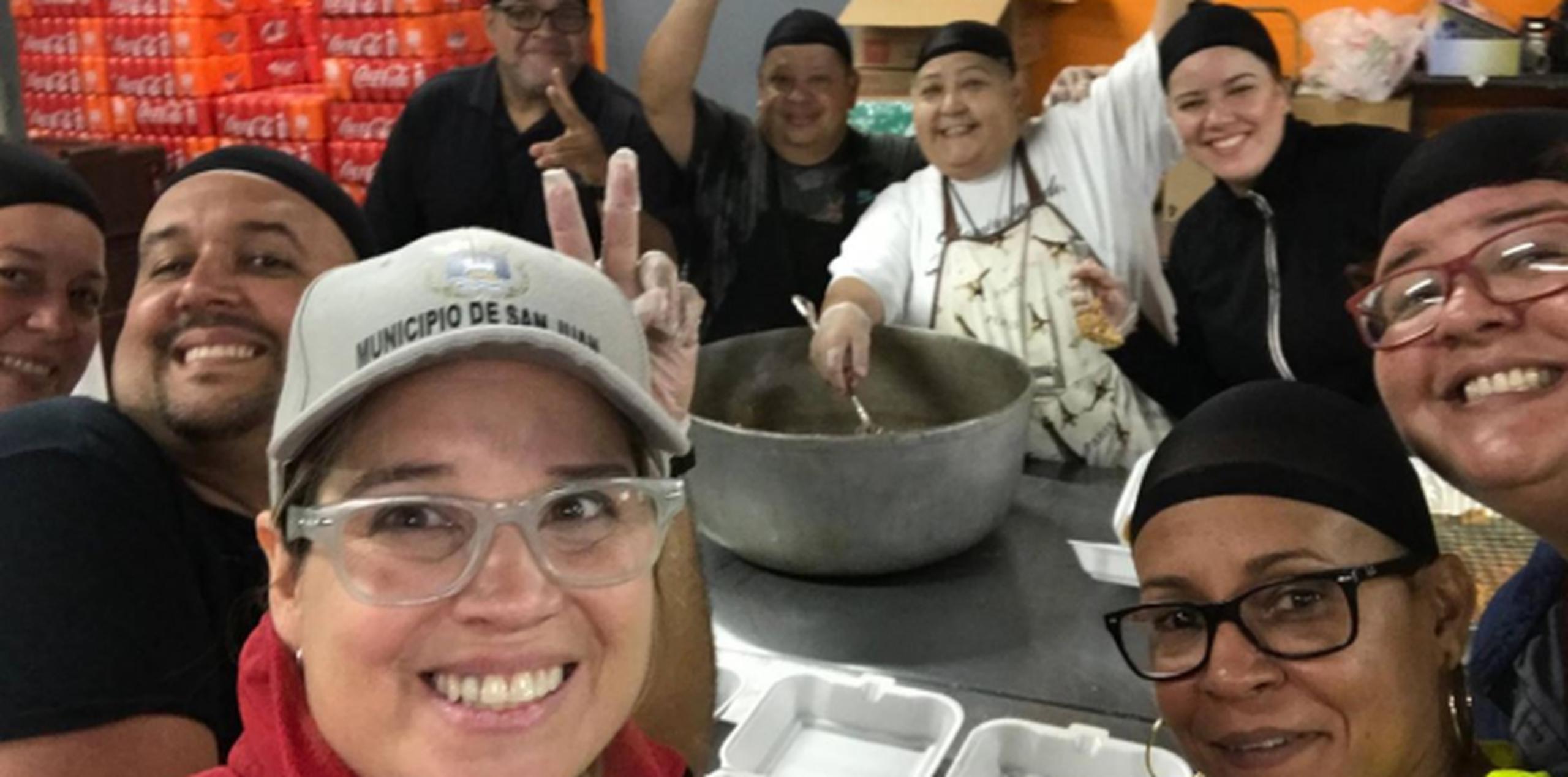 Carmen Yulín Cruz junto a un grupo que colabora con la preparación de alimentos, que fueron repartidos ayer, para personas de la tercera edad. (Captura Facebook)