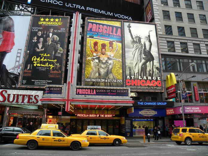 Según Broadway League, todos los teatros han aumentado la limpieza de los establecimientos y algunas producciones han reducido el contacto de los actores con el público.
