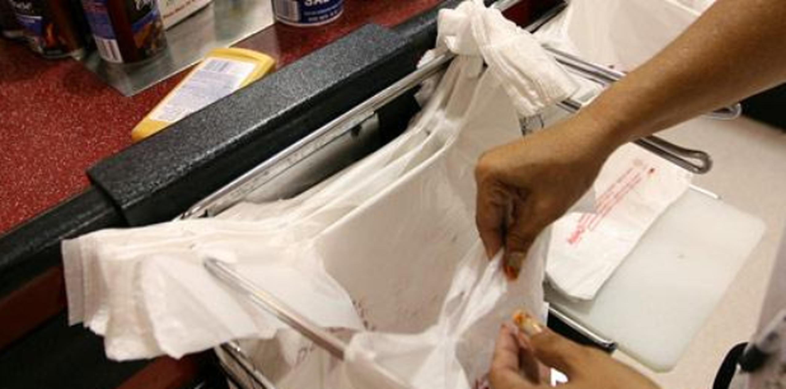 La distribución de bolsas plásticas desechables conllevará multas a los comercios de $100 por la primera infracción, $150 por la segunda y $200 por las subsiguientes. (Archivo)