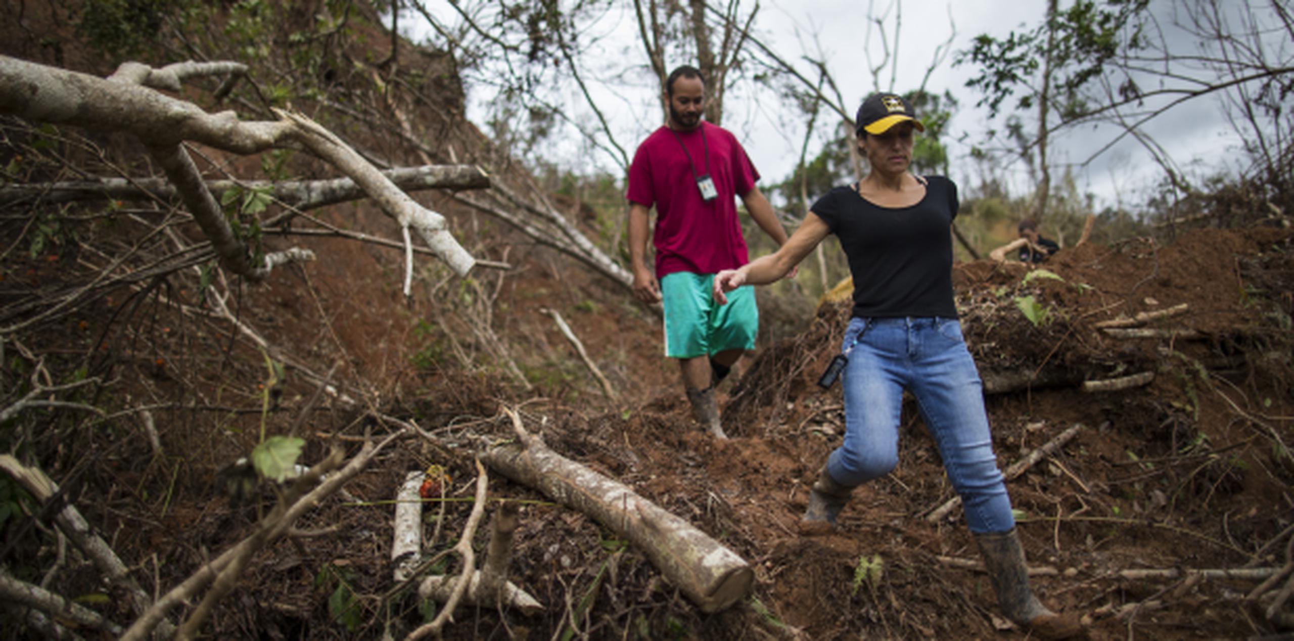 Luis Rodríguez y Caterina Rachele caminaron entre el fango y los escombros por seis horas para pedir ayuda, luego de los estragos del huracán María que los mantenían incomunicados. (tonito.zayas@gfrmedia.com)