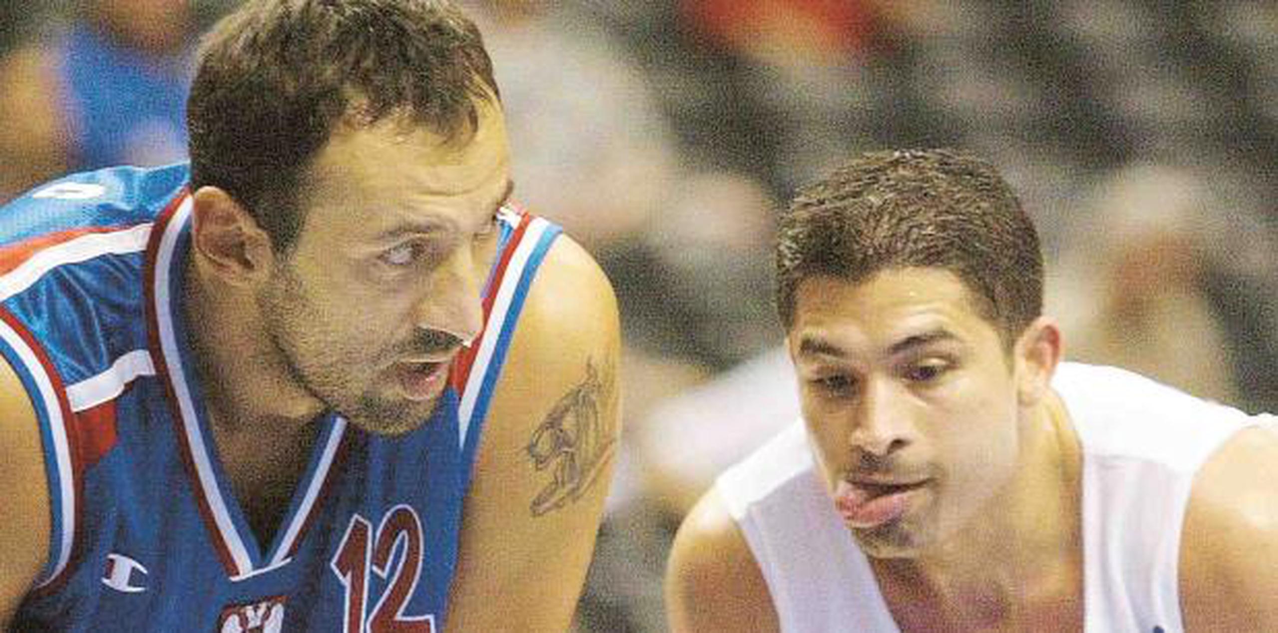 Rolando Hourruitiner le saca la lengua a Vlade Divac durante un juego en el que Puerto Rico venció a Yugoslavia en el Mundial FIBA 2002. Yugoslavia eventualmente gano el torneo. (Archivo)