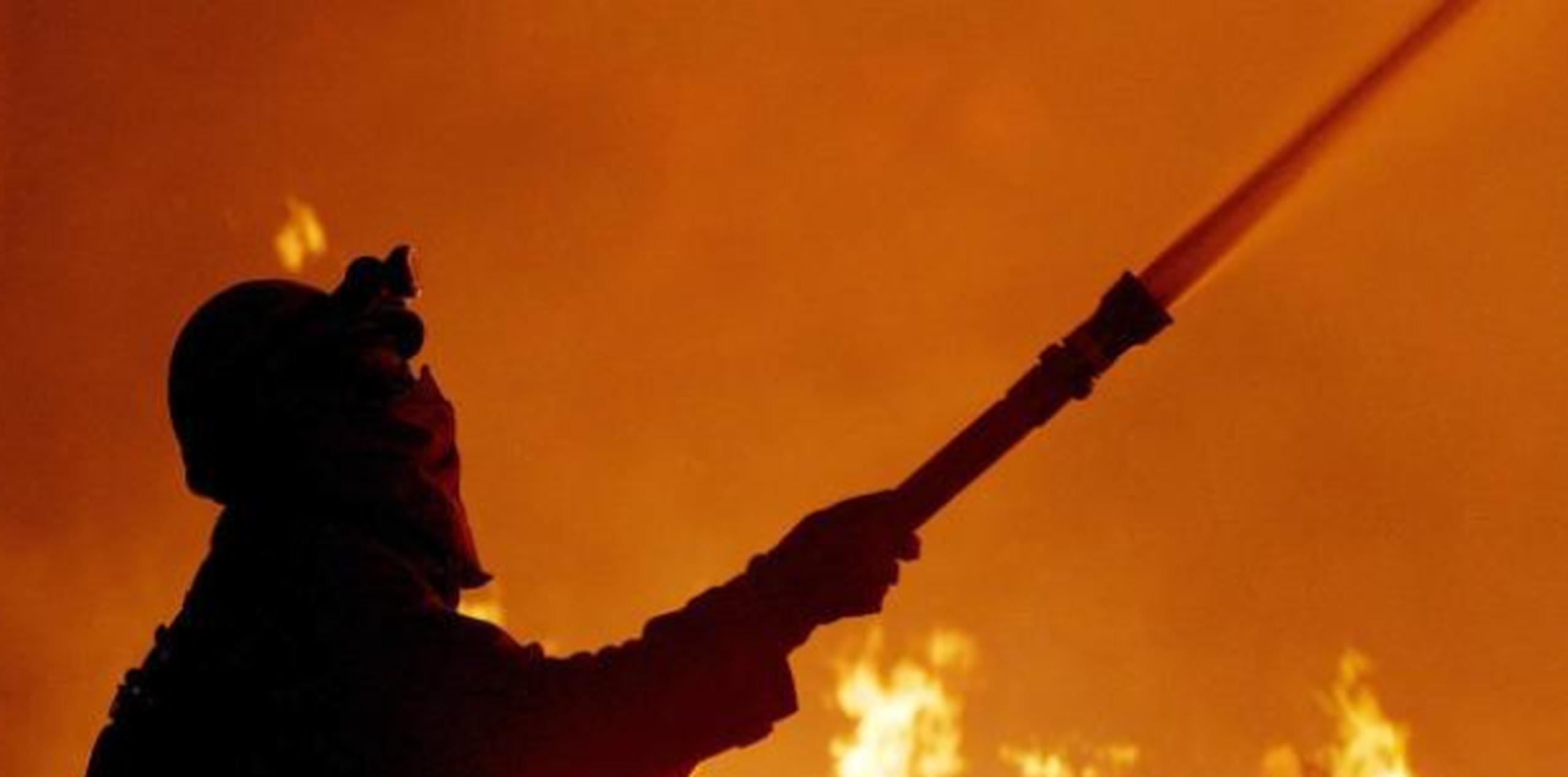 Bomberos de la estación de Aguadilla y de otros pueblos limítrofes se encuentran en el lugar combatiendo el incendio junto a otras agencias. (Archivo)