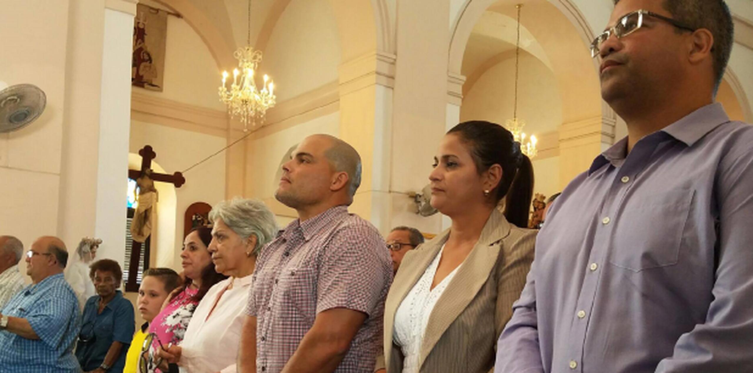 El deportista también llegó hasta la iglesia Nuestra Señora del Rosario en Vega Baja para recibir una bendición especial. (carlos.gonzalez@gfrmedia.com)