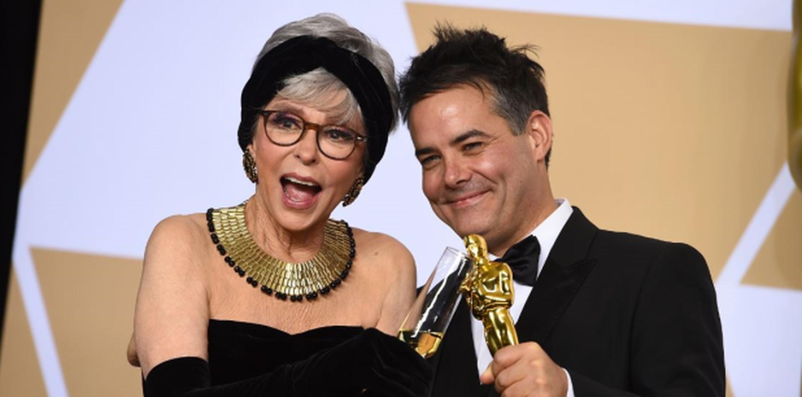 La actriz boricua Rita Moreno junto al director chileno Sebastián Lelio, ganador del Oscar a la mejor cinta en lengua extranjera por "Una mujer fantástica". (AP)