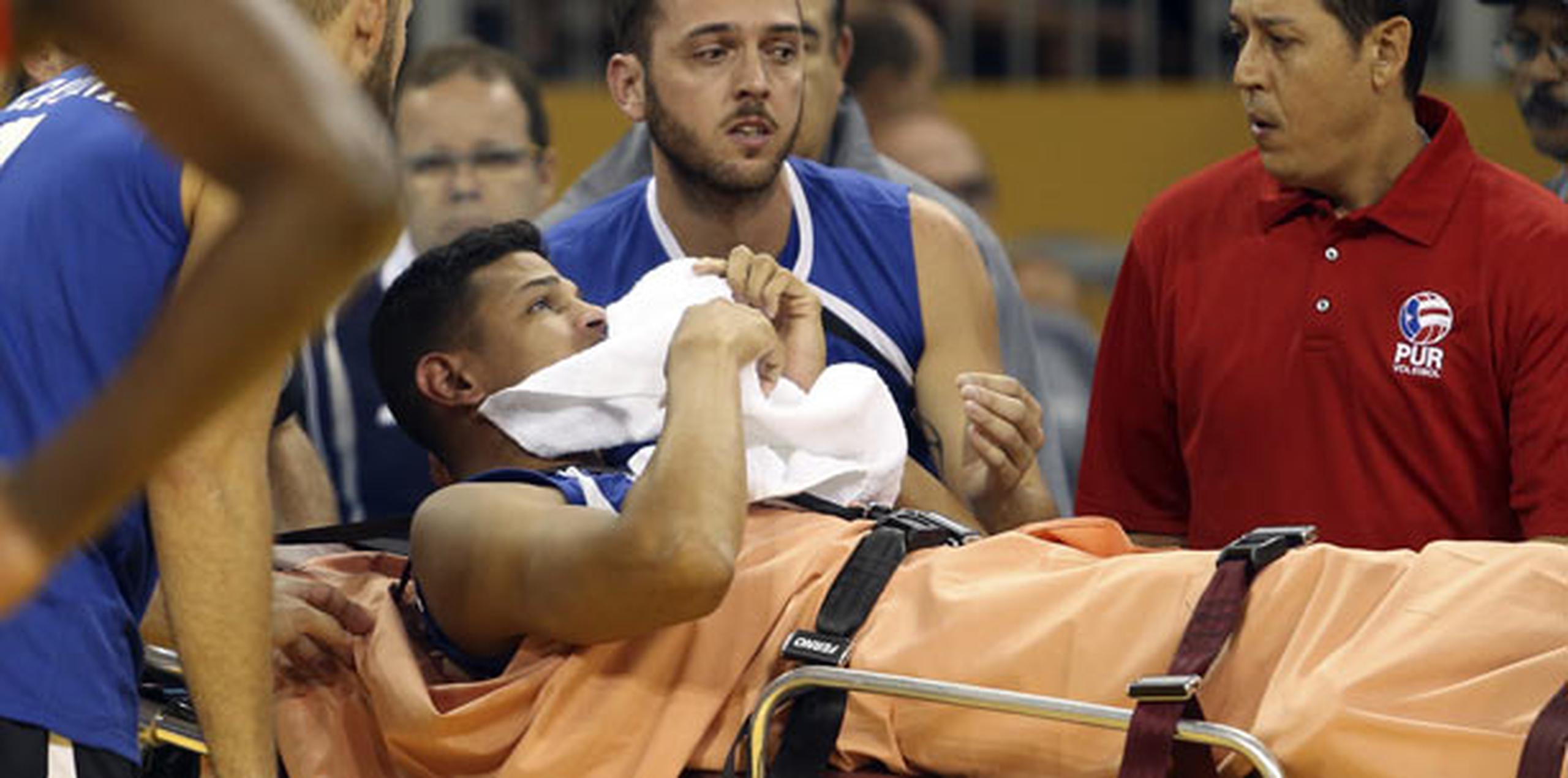 Steven Morales sufrió la lesión en el tercer parcial al aterrizar sobre el pie de un jugador de Cuba. (juan.martinez@gfrmedia.com)