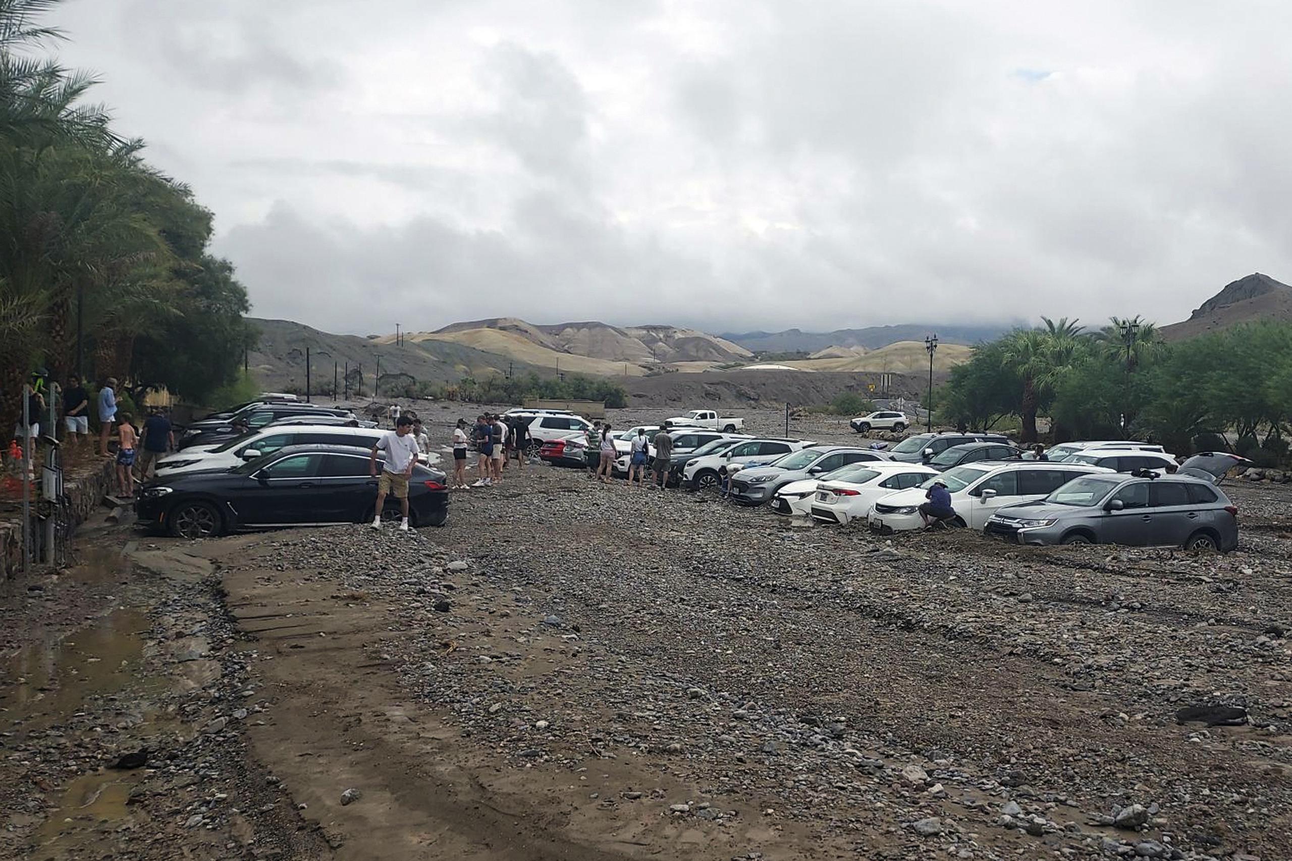 Los carros están atrapados en el fango y los escombros de las inundaciones repentinas en The Inn at Death Valley en el Parque Nacional Death Valley, California, el viernes 5 de agosto de 2022.