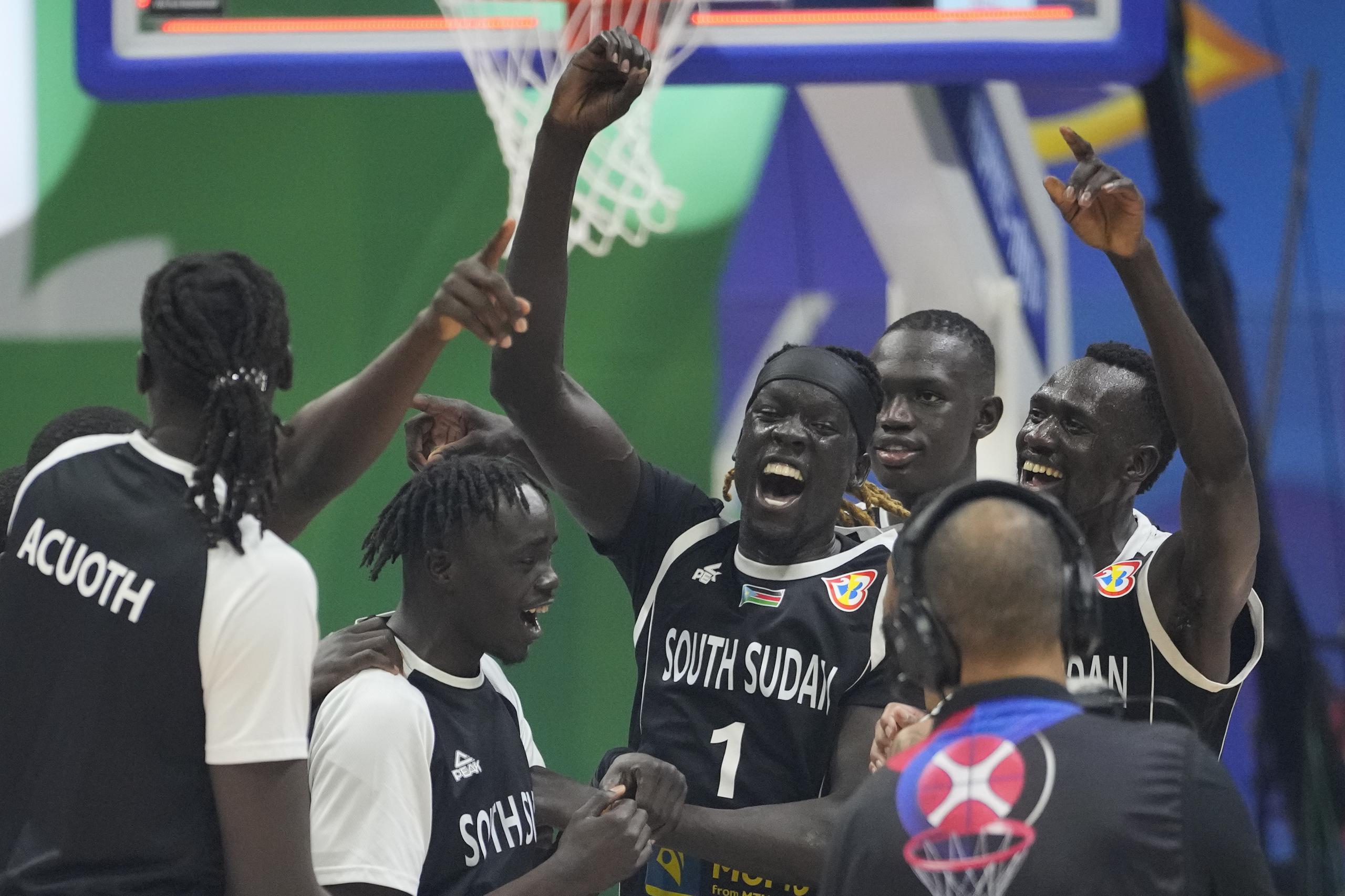 El Equipo Nacional de Sudán del Sur celebra su victoria sobre Angola en la Copa del Mundo de la FIBA 2023.