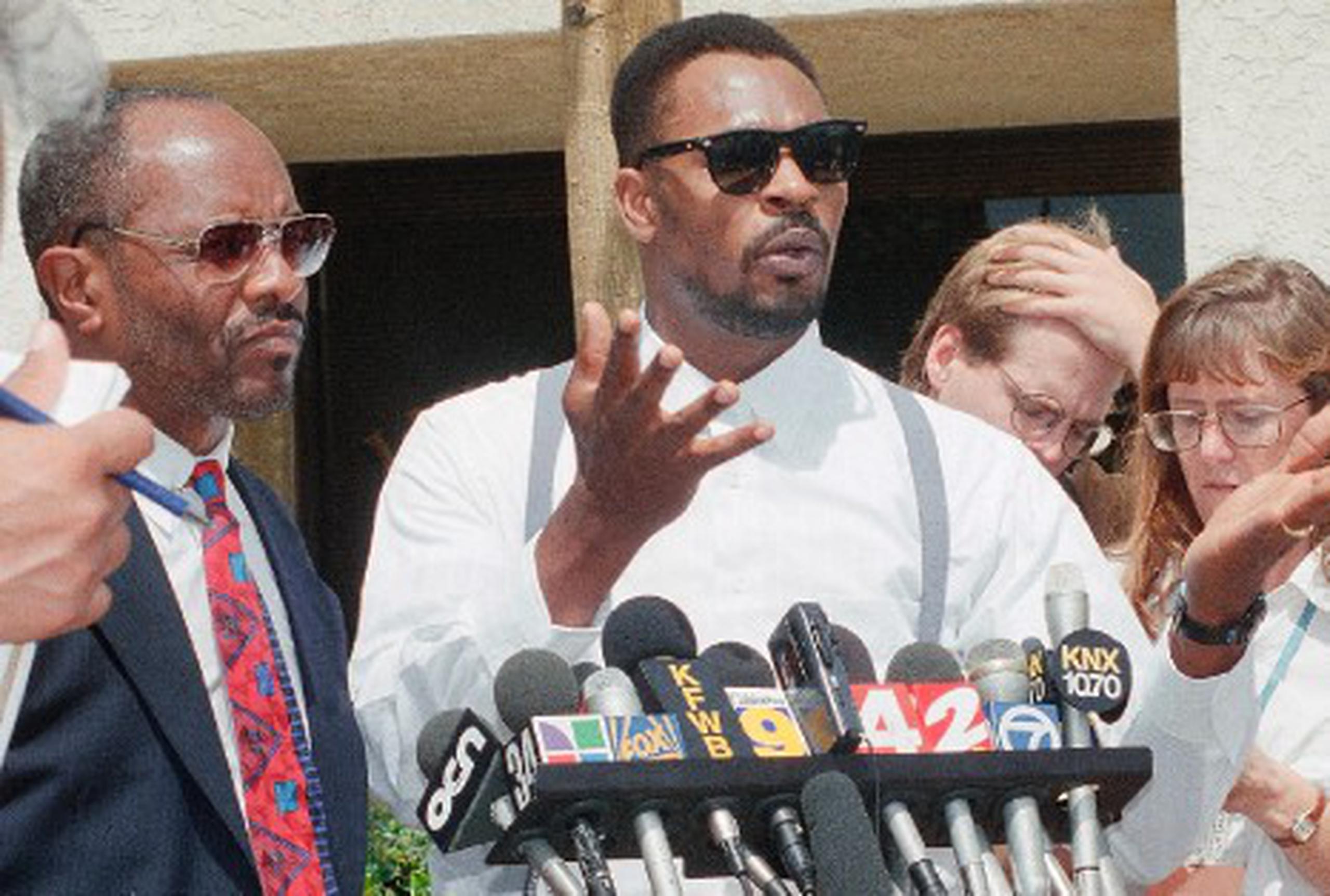 Rodney King, junto a su abogado Milton Grimes durante una conferencia de prensa en Atlanta en junio del 1994. (AP /Archivo)