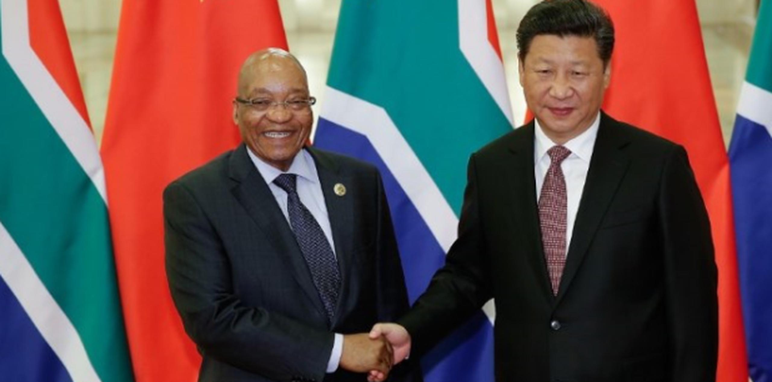 Jacob Zuma, izquierda, saluda a su homólogo chino, Xi Jinping. Portavoces del gobierno sudafricano aseguran que el presidente no corrió peligro. (AP)