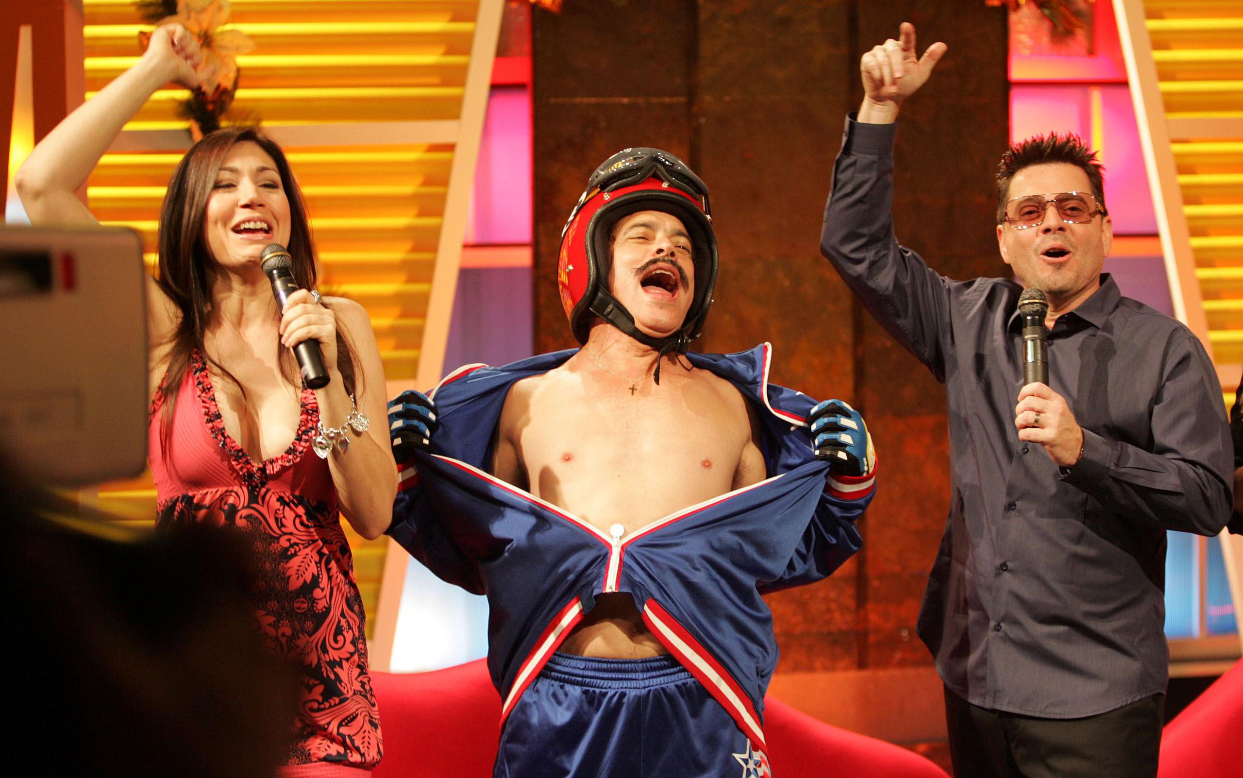 El comediante Raulito Carbonell asumió el personaje de "Super Moncho" durante un programa especial de No te Duermas en 2008. (GFR Media)