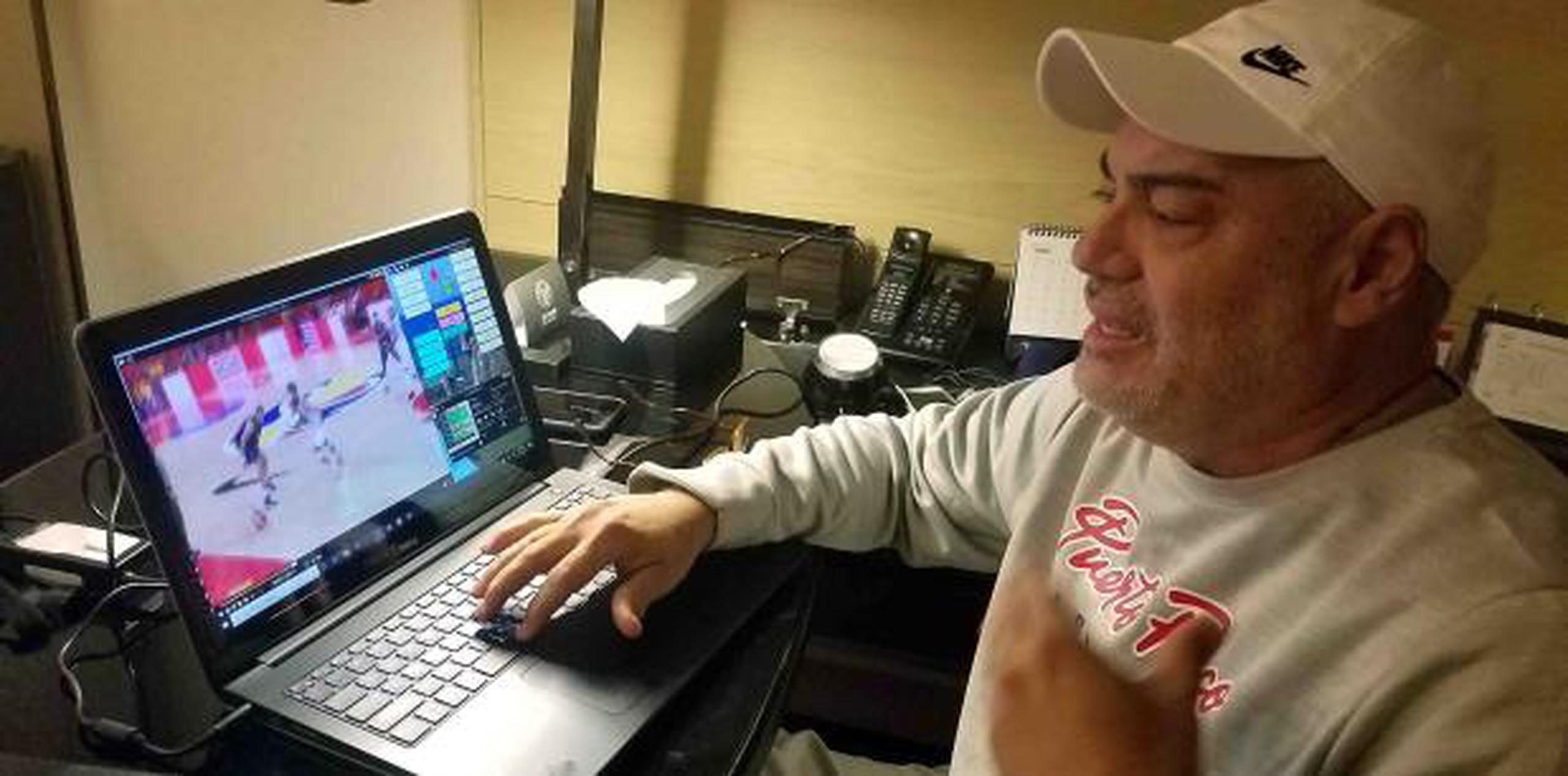 Rafael ‘Chino’ Torres evalúa videos de los rivales de Puerto Rico. (carlos.rosa@gfrmedia.com)