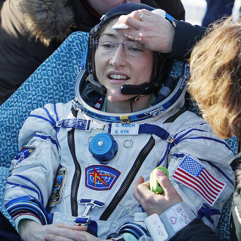 Mujer astronauta vuelve a la Tierra con un récord impresionante