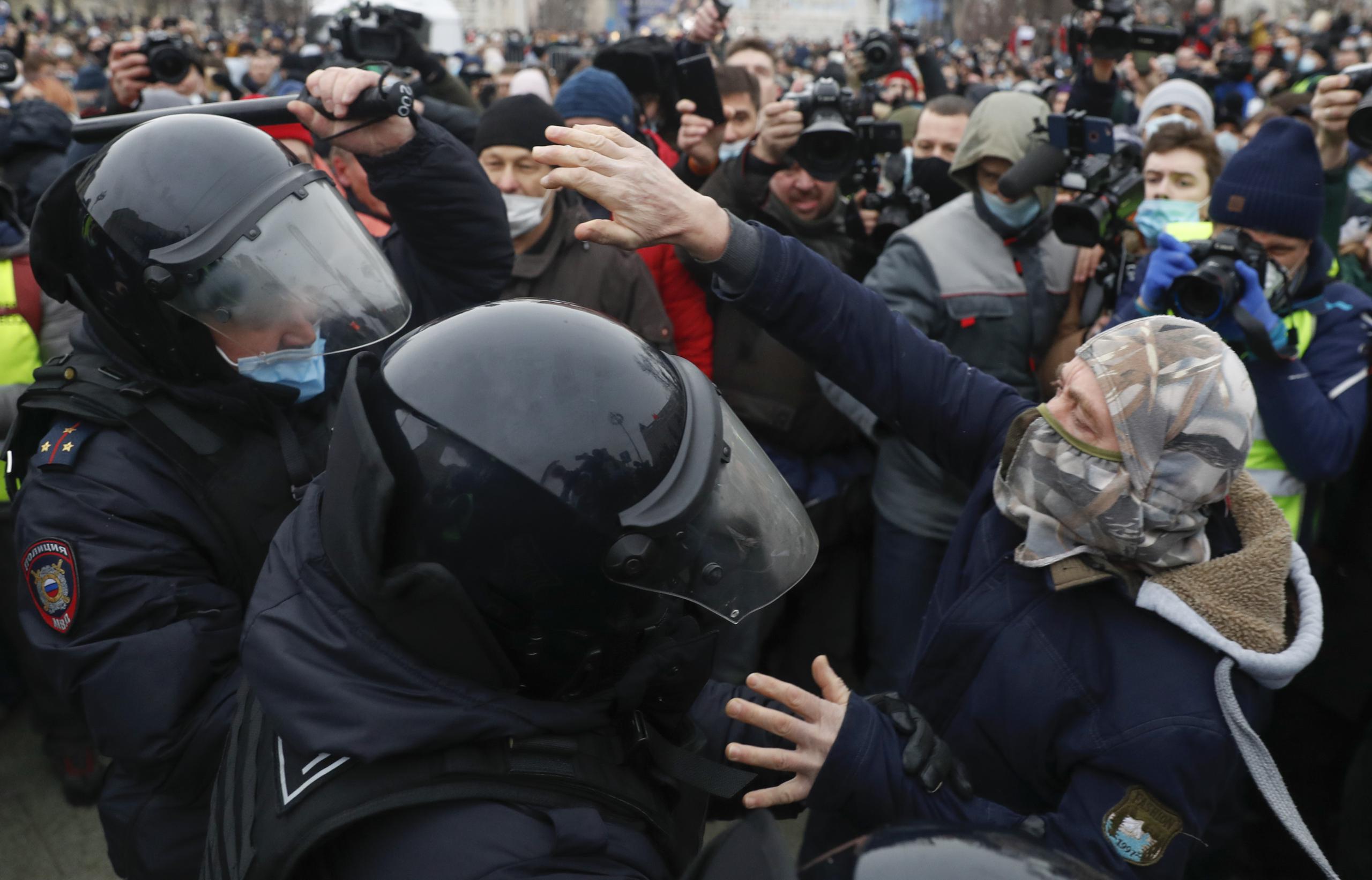 Según medios de comunicación rusos, los arrestos se han realizado en algunos casos de modo violento.