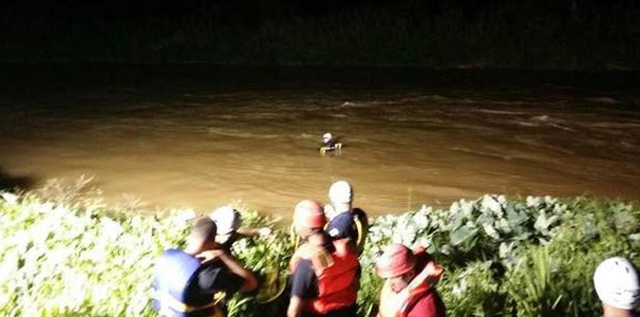 El rescate se pudo completar sin riesgos mayores a partir de las 10:30 p.m., cuando el nivel del Río Grande de Arecibo comenzó a bajar. (Twitter: @felipegomez1960)