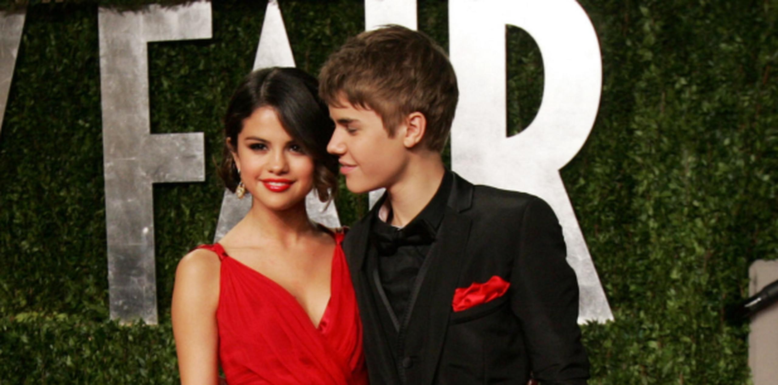 Selena Gómez y Justin Bieber en el Vanity Fair Oscar Party en Los Ángeles, el 27 de febrero de 2011. (Archivo)
