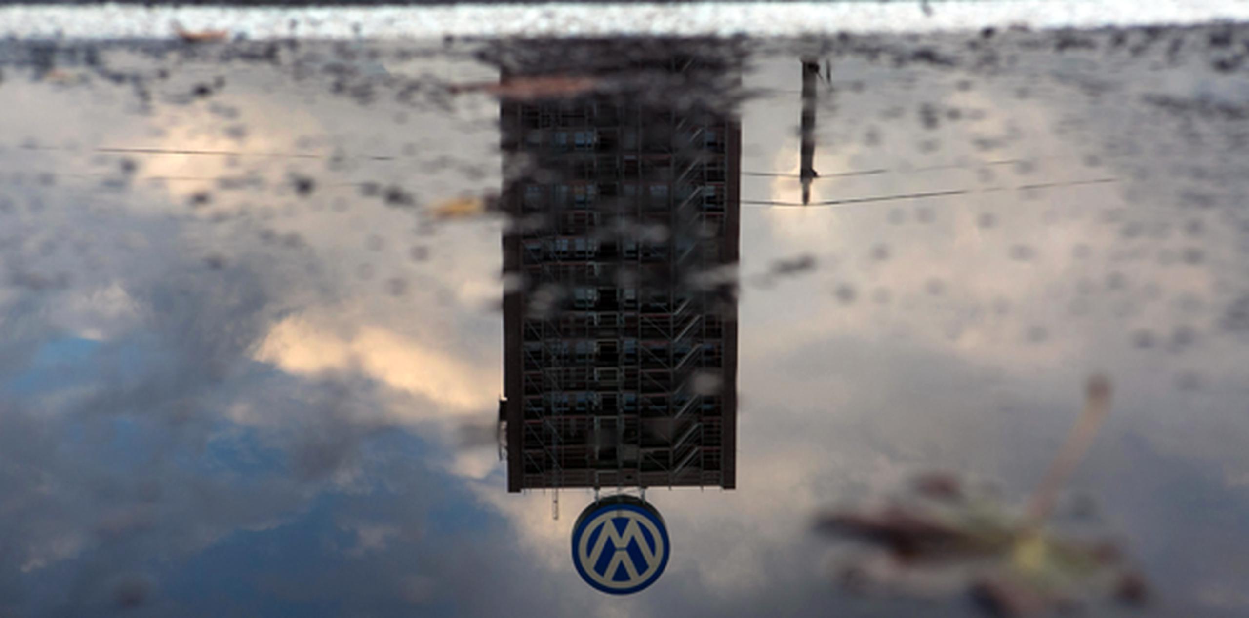 La Agencia estadounidense de Protección Medioambiental reveló el viernes que el software secreto hacía que los modelos entre 2009 y 2015 de autos Volkswagen con motores diésel de 2.0 litros contaminaran menos durante las pruebas de emisiones que en su funcionamiento normal en carretera. (Bloomberg)