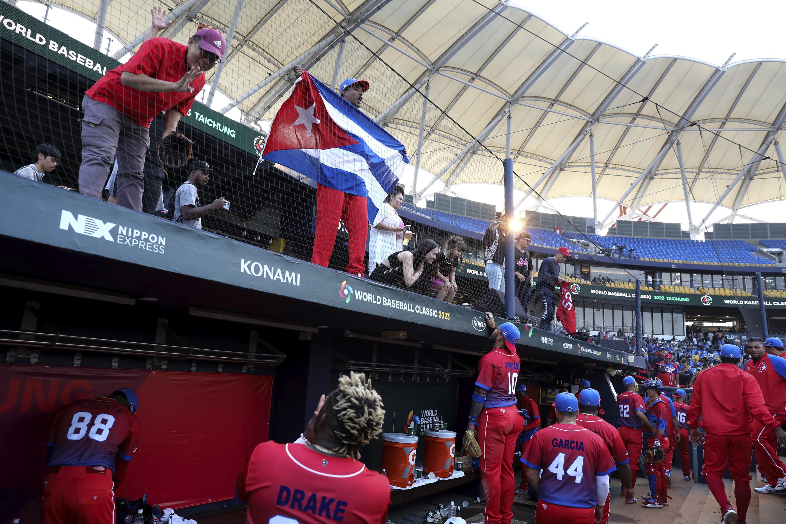 Los jugadores de Cuba festejan la victoria 13-4 ante Panamá en el Clásico Mundial de béisbol el viernes.