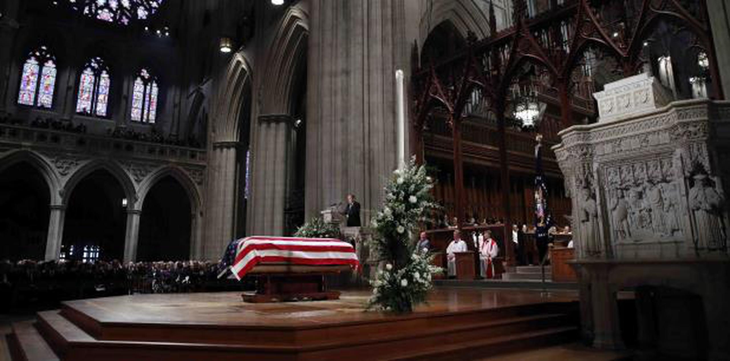 Bush hijo pronunció una elegía en memoria de su padre durante la misa. (AP / Alex Brandon)