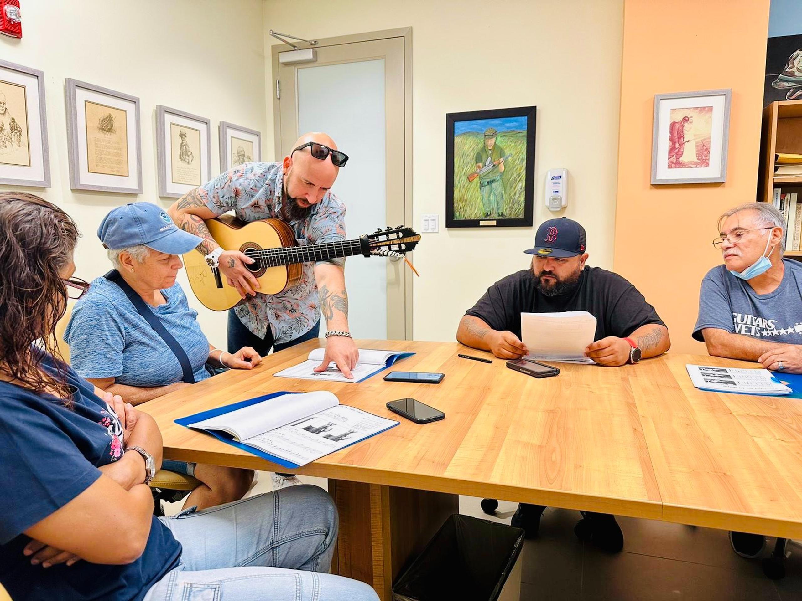 Los veteranos aprendiendo a tocar guitarra. (EFE/Guitar for Vets)