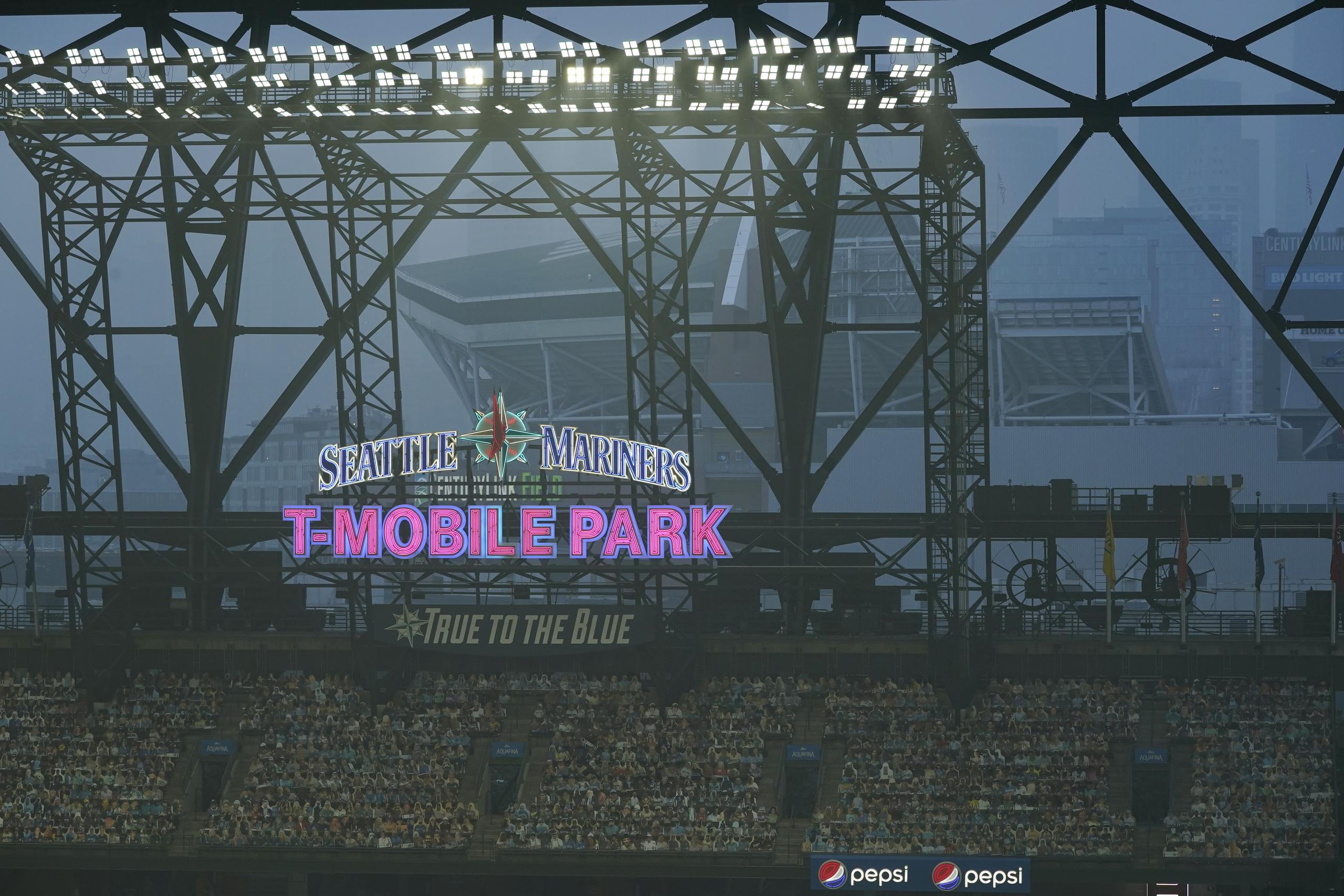 El humo de los incendios arropa el T-Mobile Park de los Mariners de Seattle.