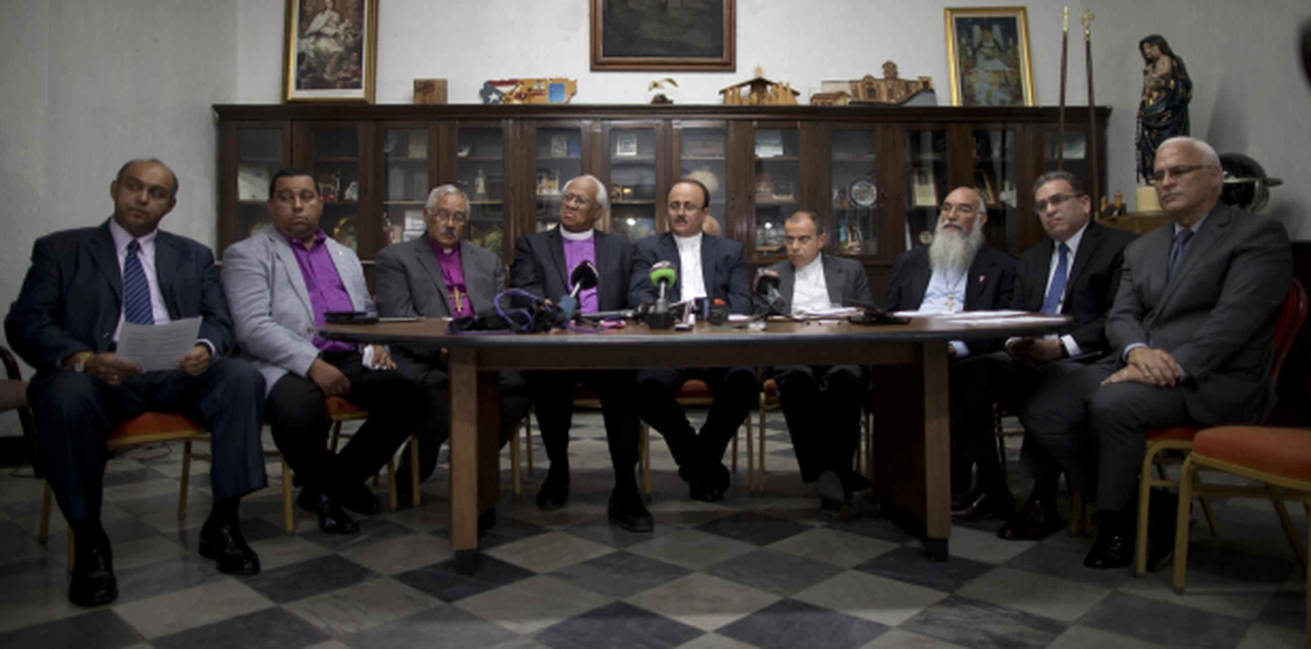 Parte del grupo de altos líderes religiosos que participaron en la conferencia de prensa. (xavier.araujo@gfrmedia.com)