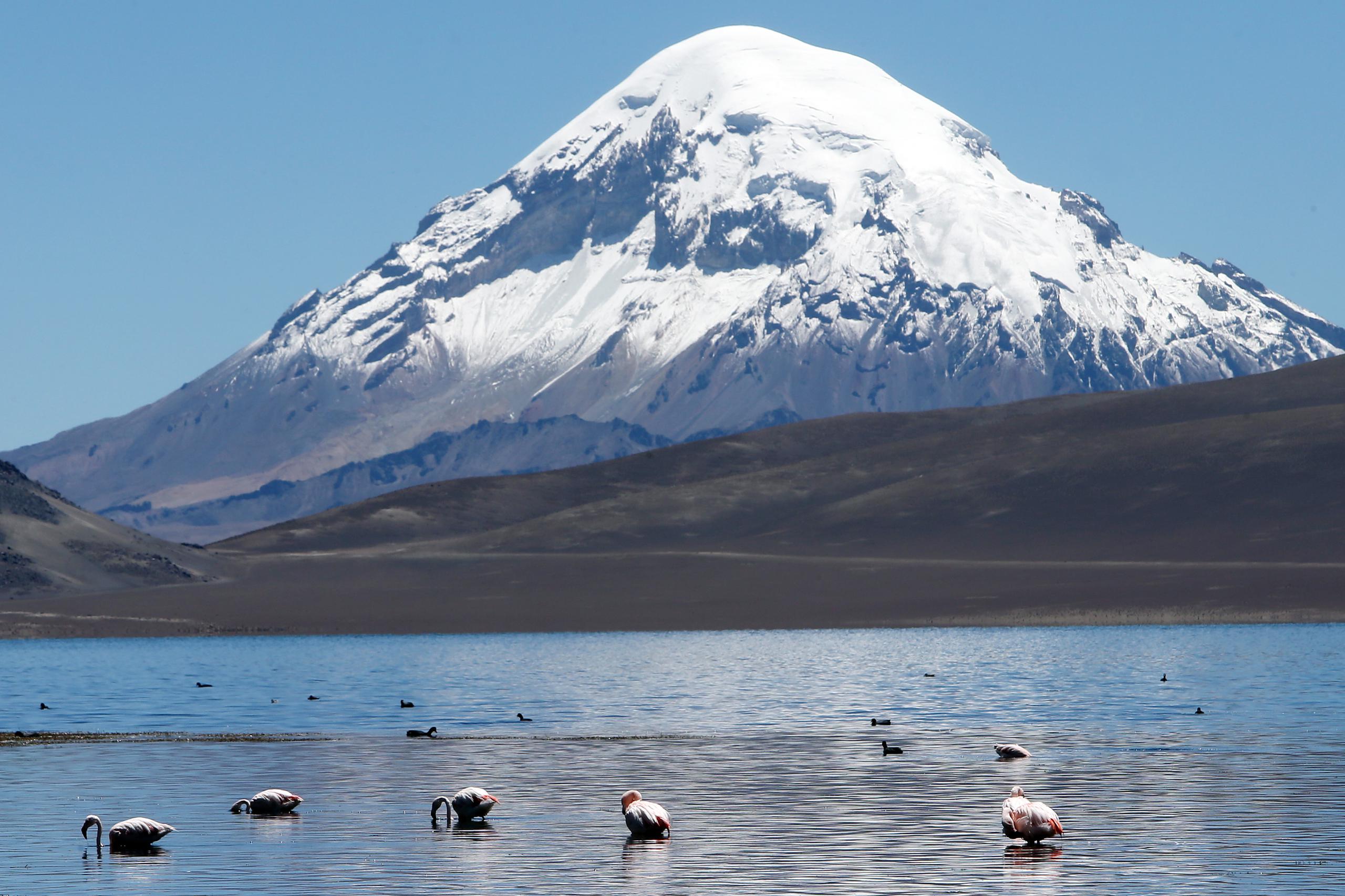 El lago Chungará, a 4,500 metros de altitud, en la región de Arica, localidad distante a 2,000 km. al norte de Santiago.