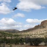 Rescatan con helicóptero a migrante herida en montañas de Arizona 