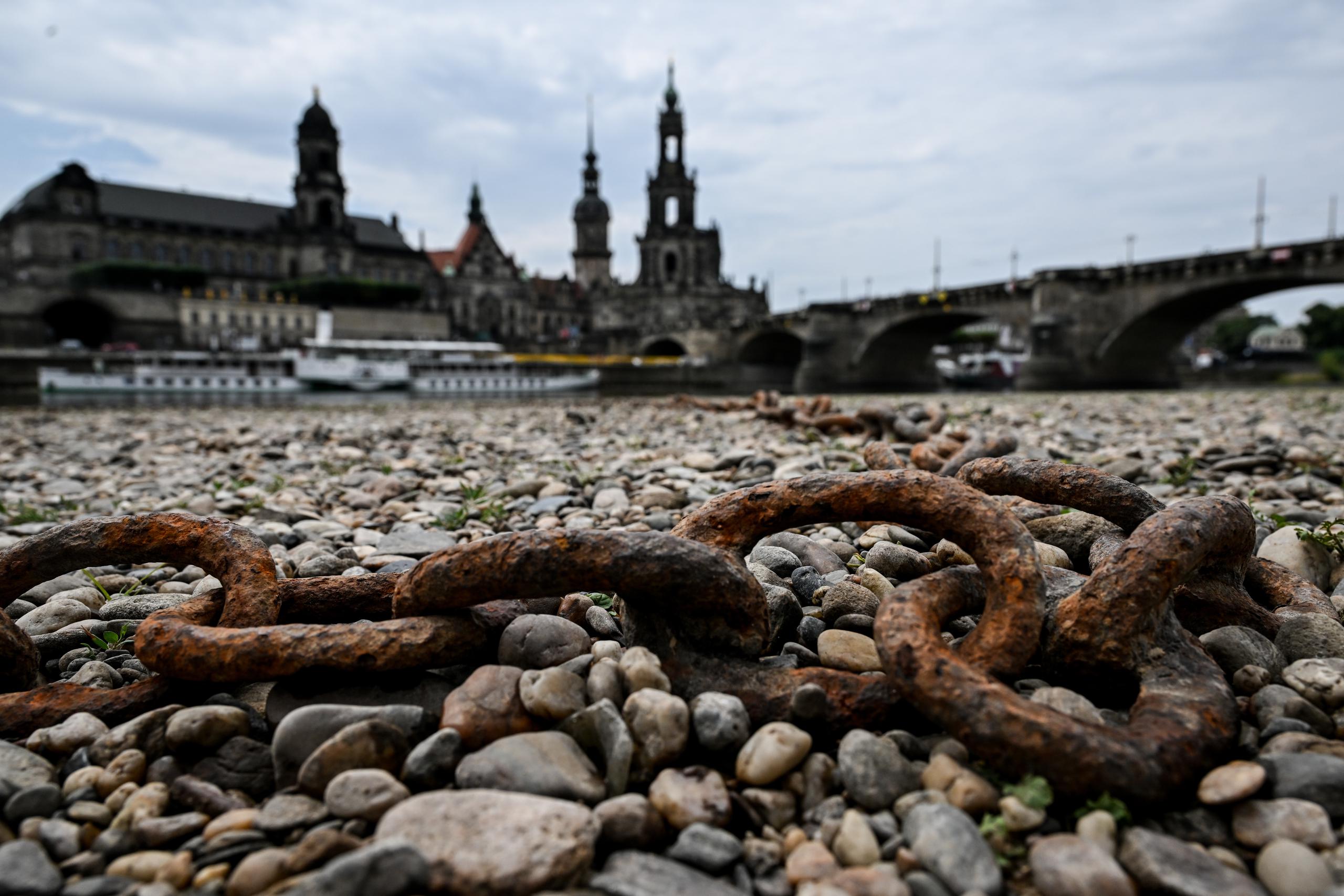 Imagen del río Elba seco en su paso por Dresde, Alemania. EFE/EPA/FILIP SINGER