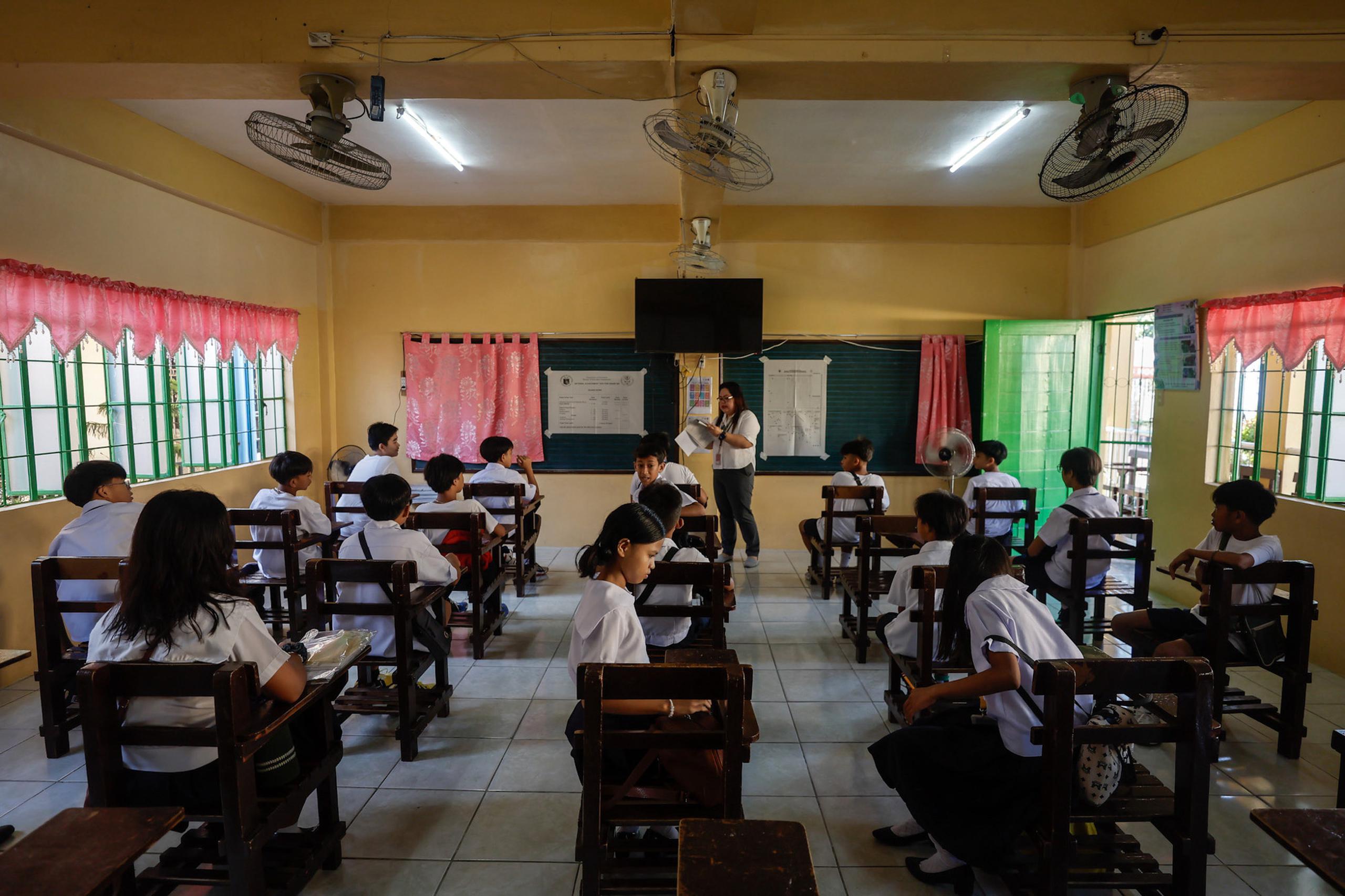 Estudiantes de sexto grado durante un examen en la ciudad de Calumpit, a unos 50 kilómetros de Manila. EFE/EPA/ROLEX DELA PENA