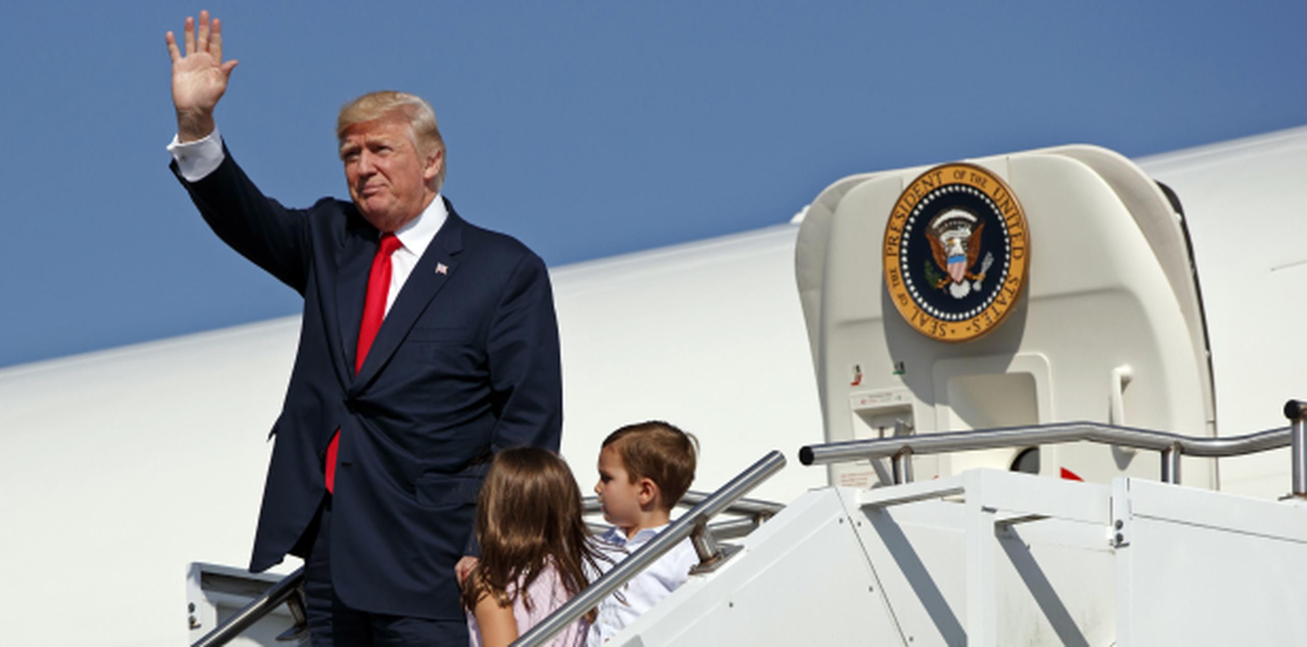Donald Trump en su llegada ayer al Aeropuerto Municipal Morristown en Nueva Jersey, con sus nietos Arabella y Joseph Kushner. (AP / Evan Vucci)
