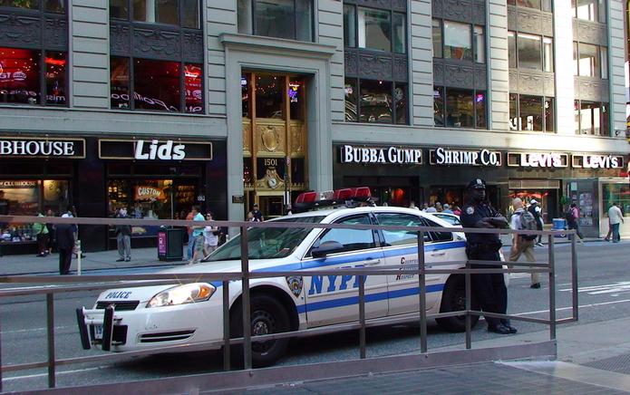 Fotografía de archivo de una patrulla de policía en una calle del centro de Nueva York (EE.UU.).