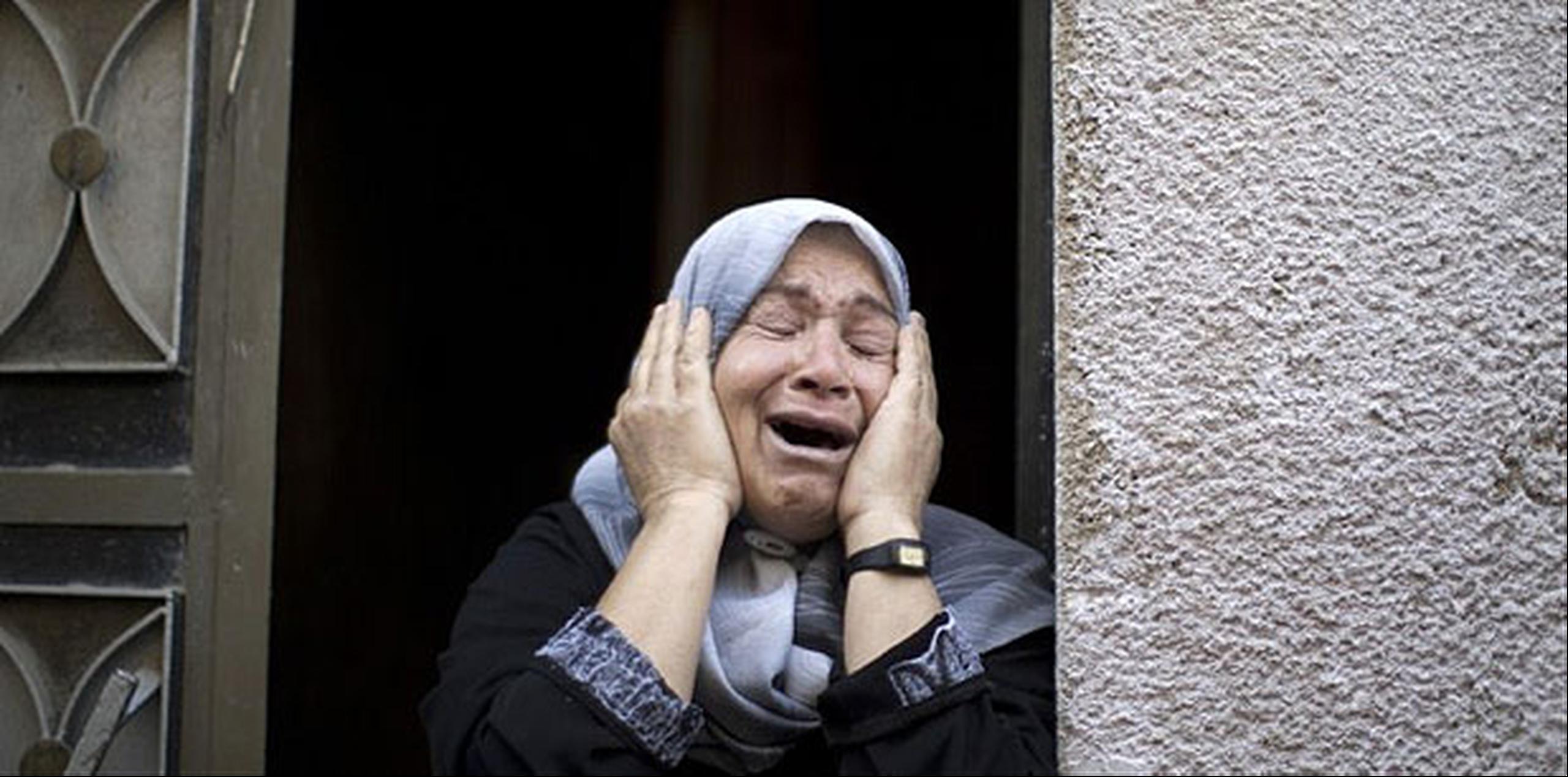 Una mujer llora a un familiar palestino que murió durante un ataque israelí en la ciudad de Gaza. (AFP)