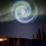 Inusual espiral azul aparece entre auroras boreales en Alaska