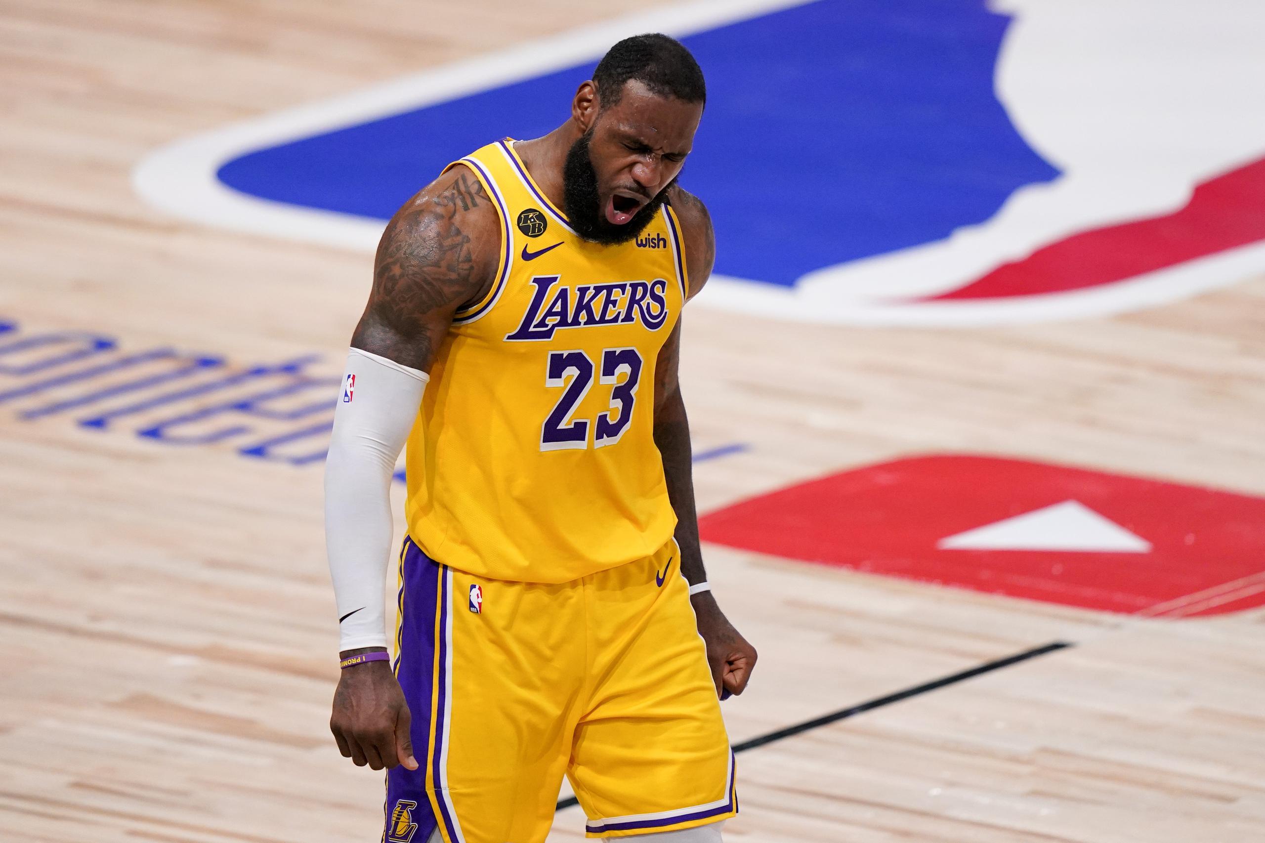 LeBron James, de los Lakers de Los Ángeles, festeja durante el cuarto partido de la final de la NBA ante el Heat de Miami.