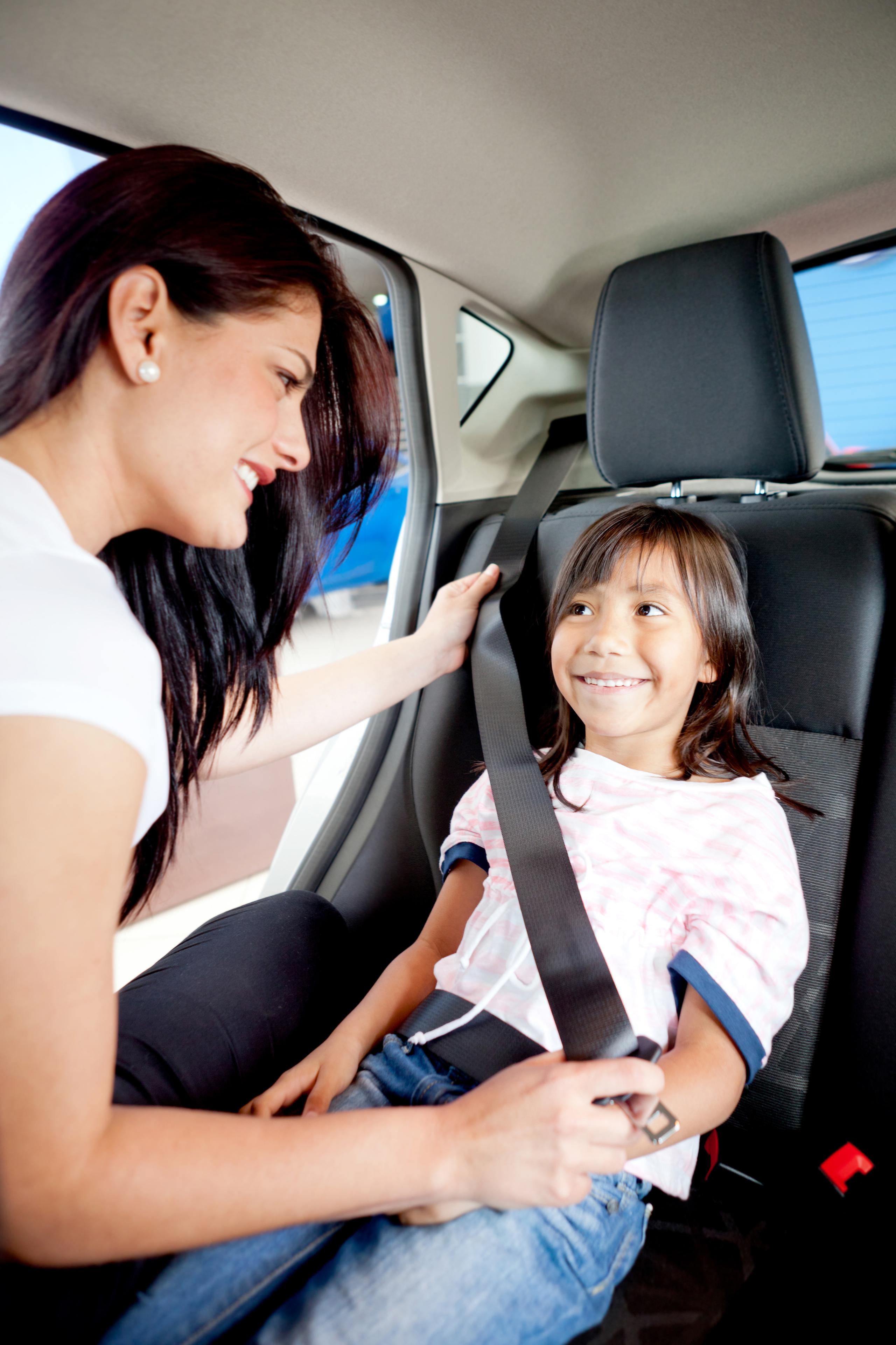 La Ley 22 de tránsito requiere que los menores entre las edades de 0 a 8 años viajen en un asiento protector adecuado a su edad, peso y estatura.