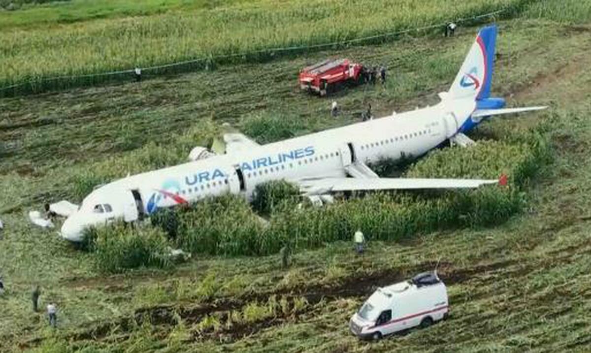Rusia Alaba Al Piloto Que Aterrizo En Un Campo De Maiz Primera Hora