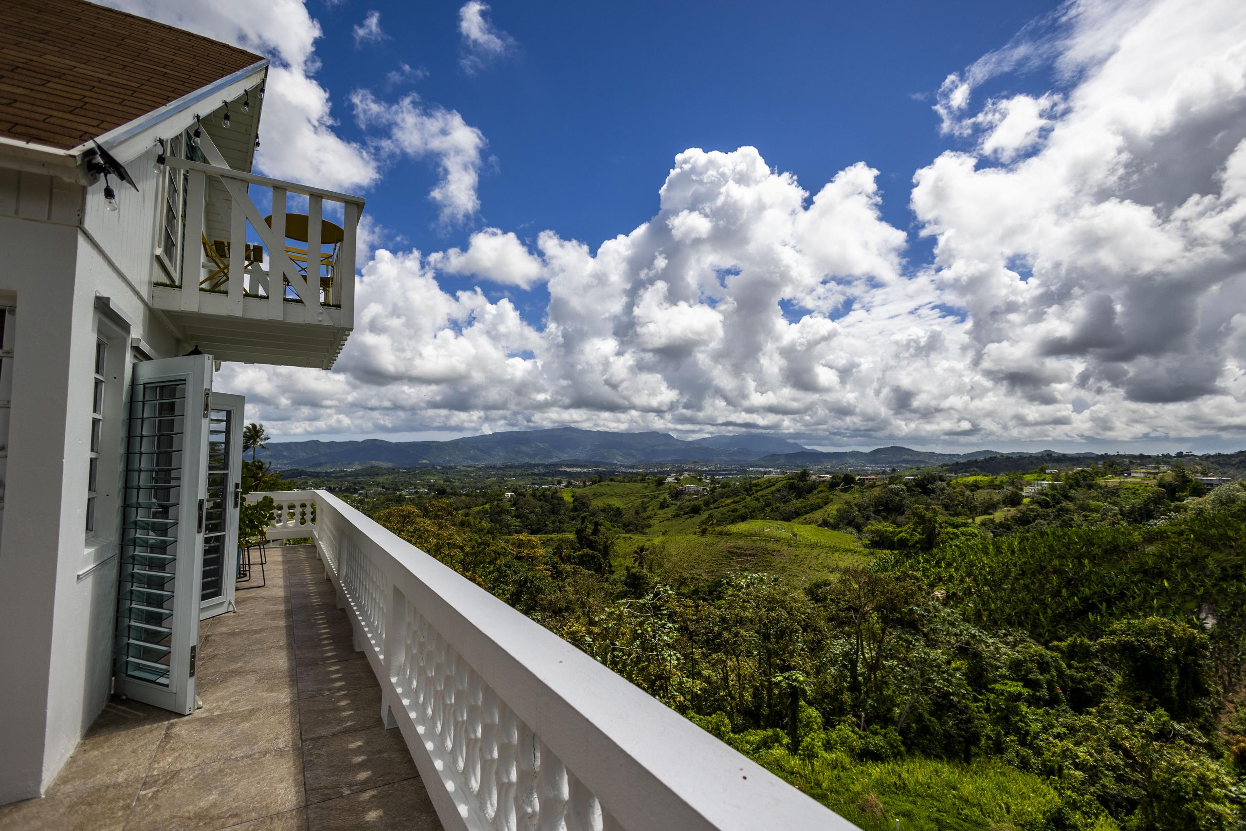 La "casita" cuenta con balcones a todo su alrededor desde donde el huésped disfrutará de espectaculares paisajes.