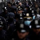 Miles de policías despiden agente asesinado en Nueva York