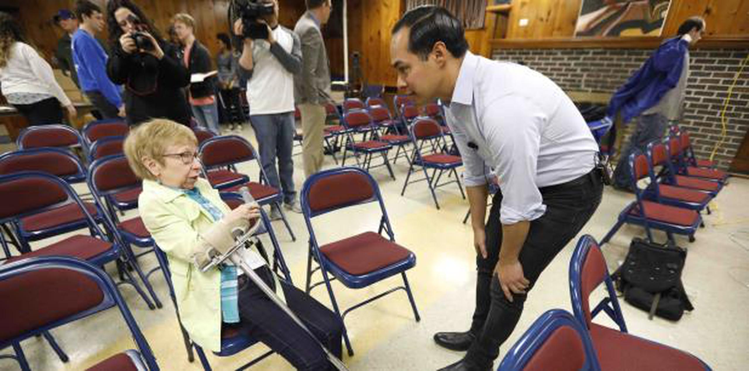Electores ya reciben acercamientos de candidatos presidenciales demócratas como Julián Castro, aquí en una actividad en Iowa. (AP)