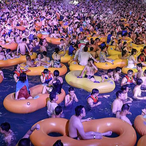 Controversia por enorme fiesta acuática en Wuhan