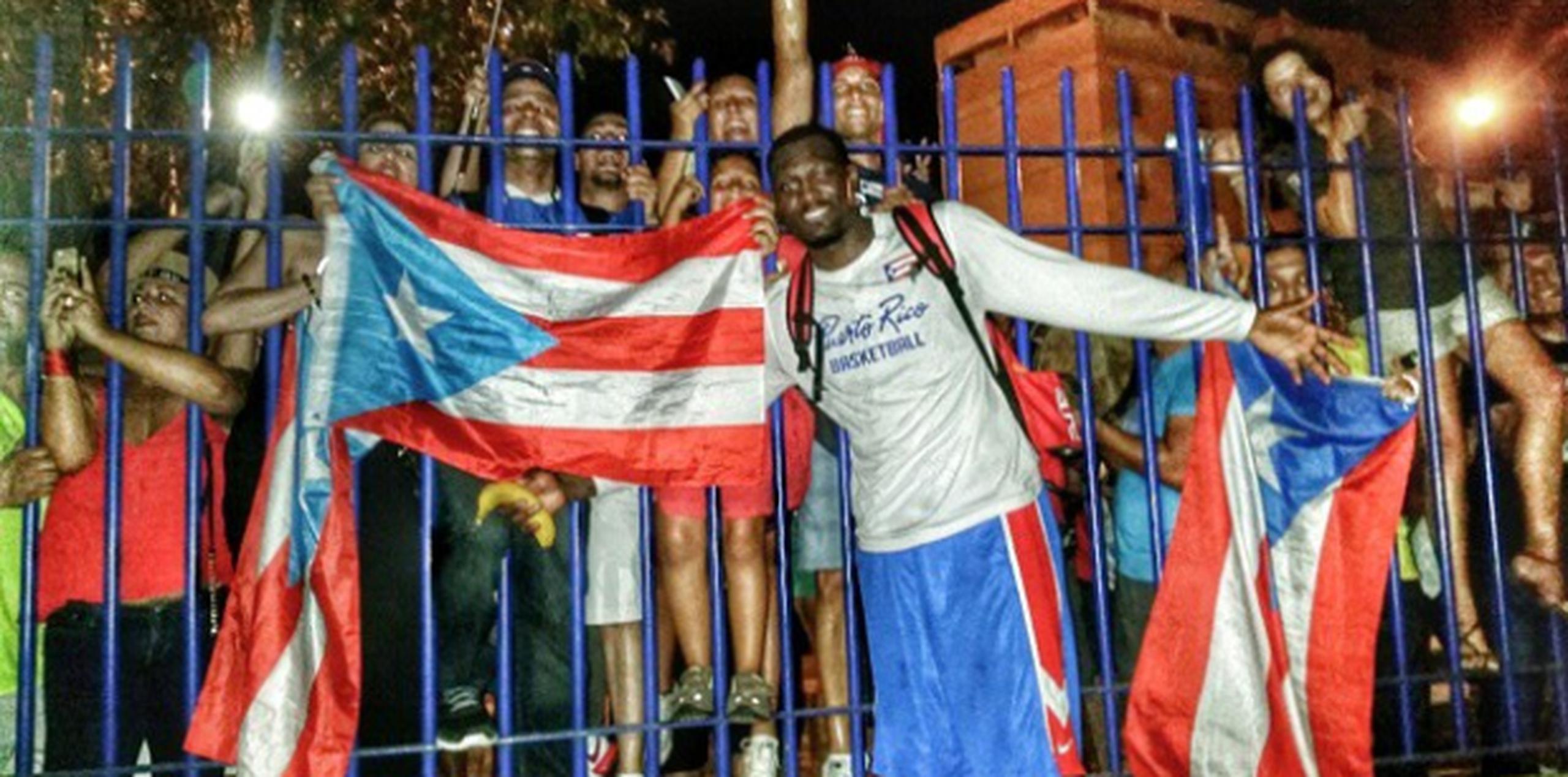 Los fanáticos que acompañaron a la Selección Nacional de Puerto Rico a Sevilla no se han quitado, y Puerto Rico los tendrán haciendo ruido en las gradas como si fuera el primer día.(Instagram)