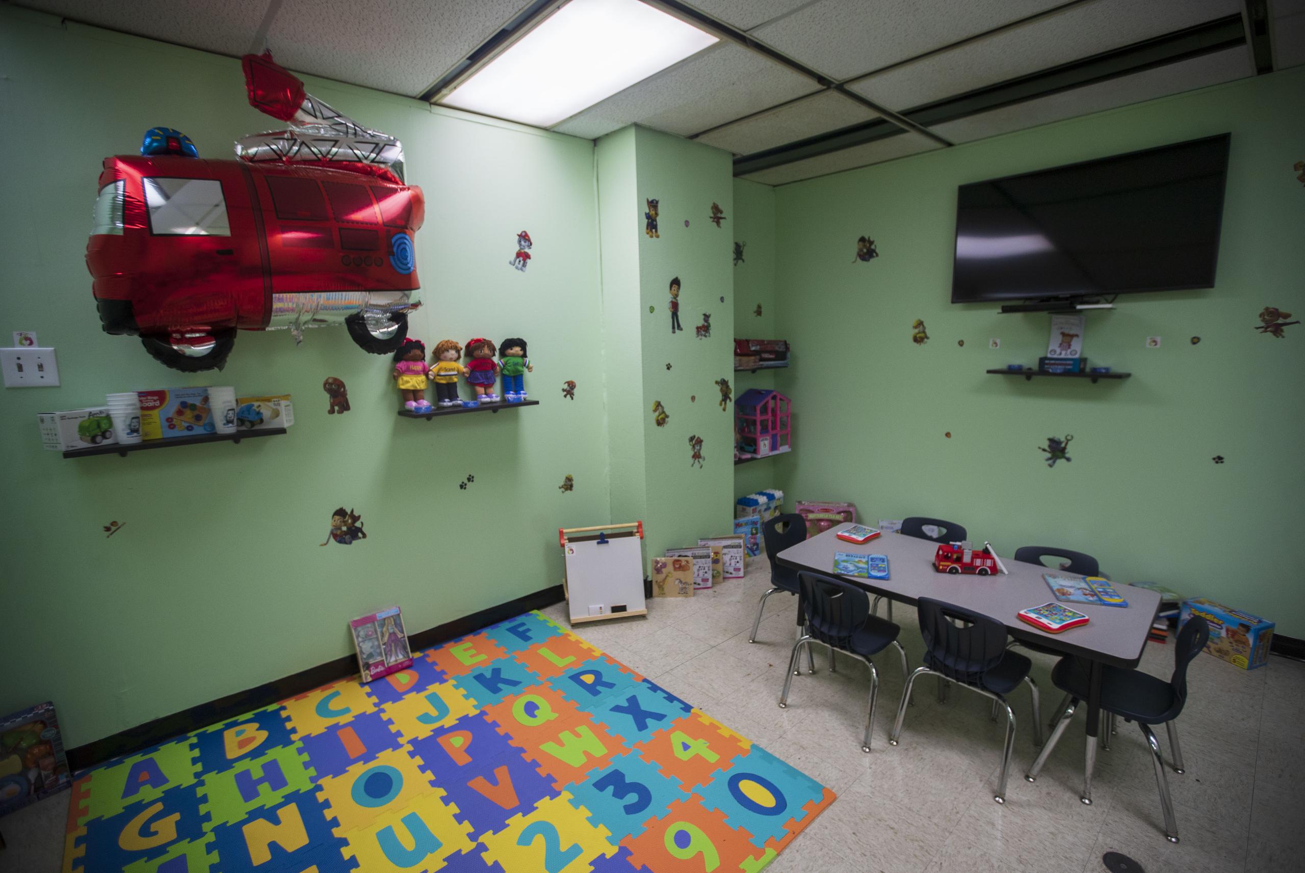 La sala ahora cuenta con juguetes, libros, películas infantiles, un televisor, un sofá para que los menores descansen y decoraciones de caricaturas en las paredes.