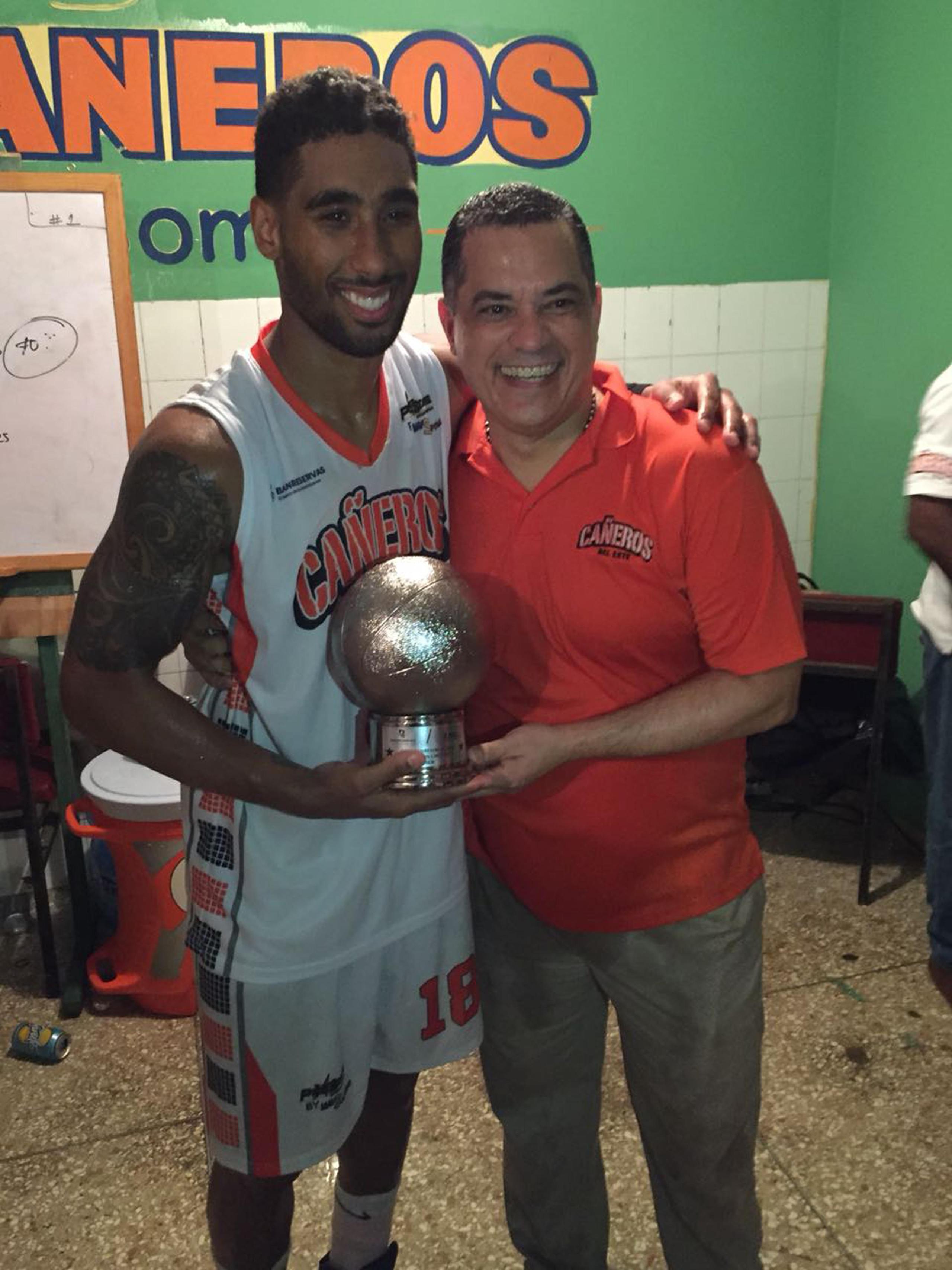 El dirigente puertorriqueño Tony Ruiz, a la derecha, posa con el armador Jezreel de Jesús y el trofeo de  conferencia conquistado la pasada semana en Dominicana. (Suministrada)