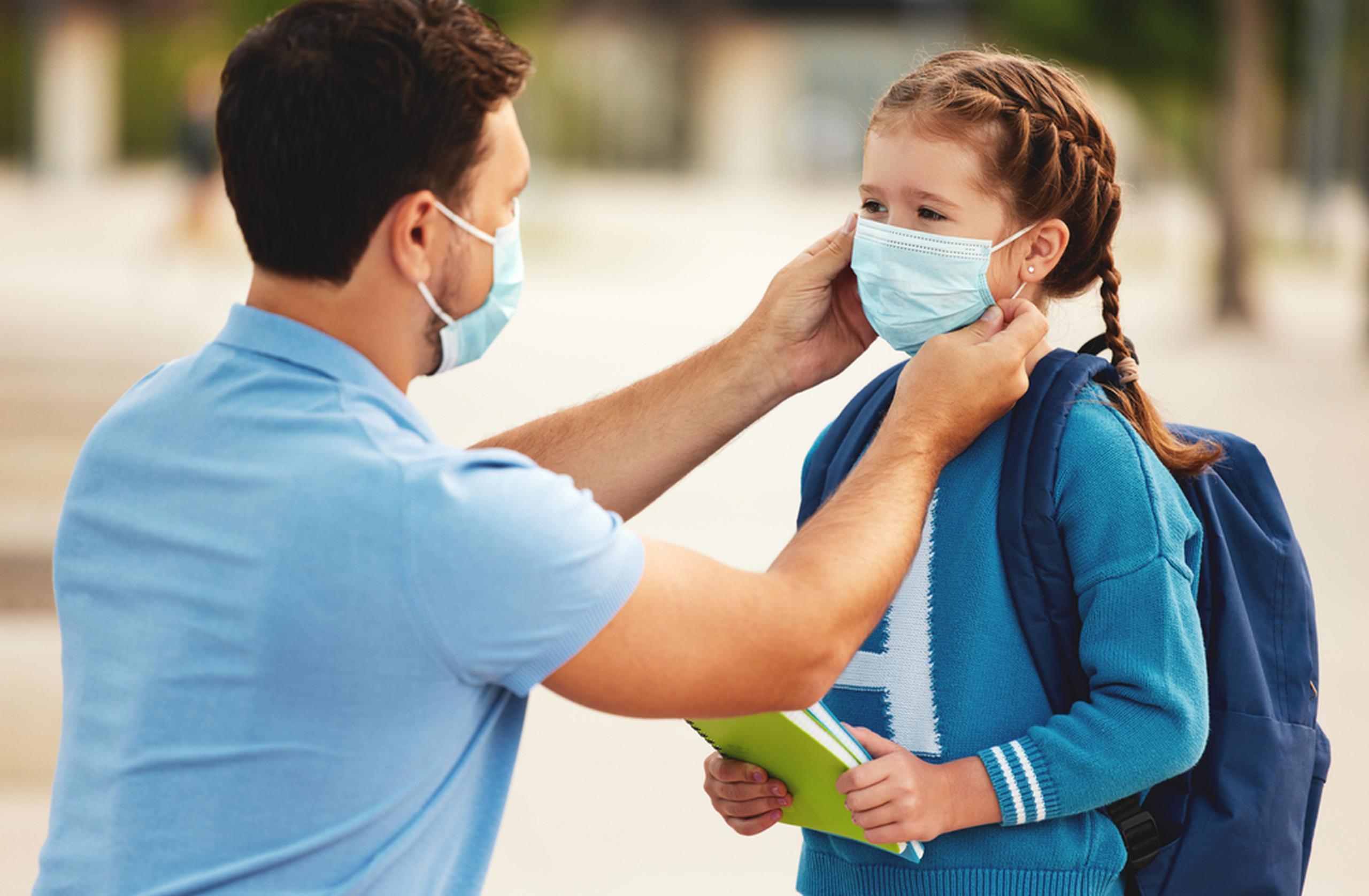 El uso mandatorio de mascarillas, la ventilación del área y el distanciamiento físico han probado ser eficaces para mitigar la transmisión del virus en las escuelas.