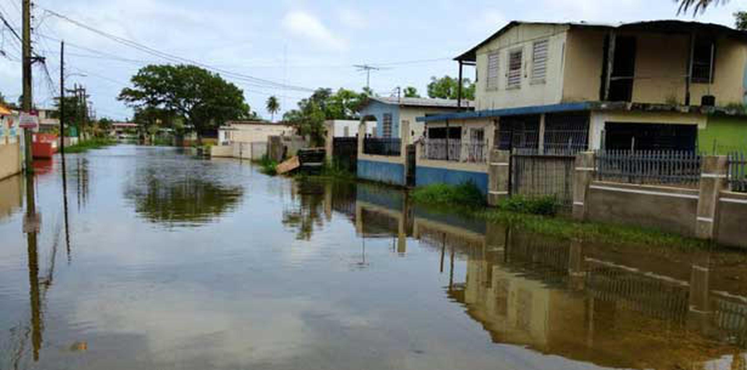 La calle 2 en Los Naranjos aún permanece sumergida en agua luego de las fuertes lluvias que se registraron el pasado mes de mayo.(Para Primera Hora / Nelson Reyes Faría)