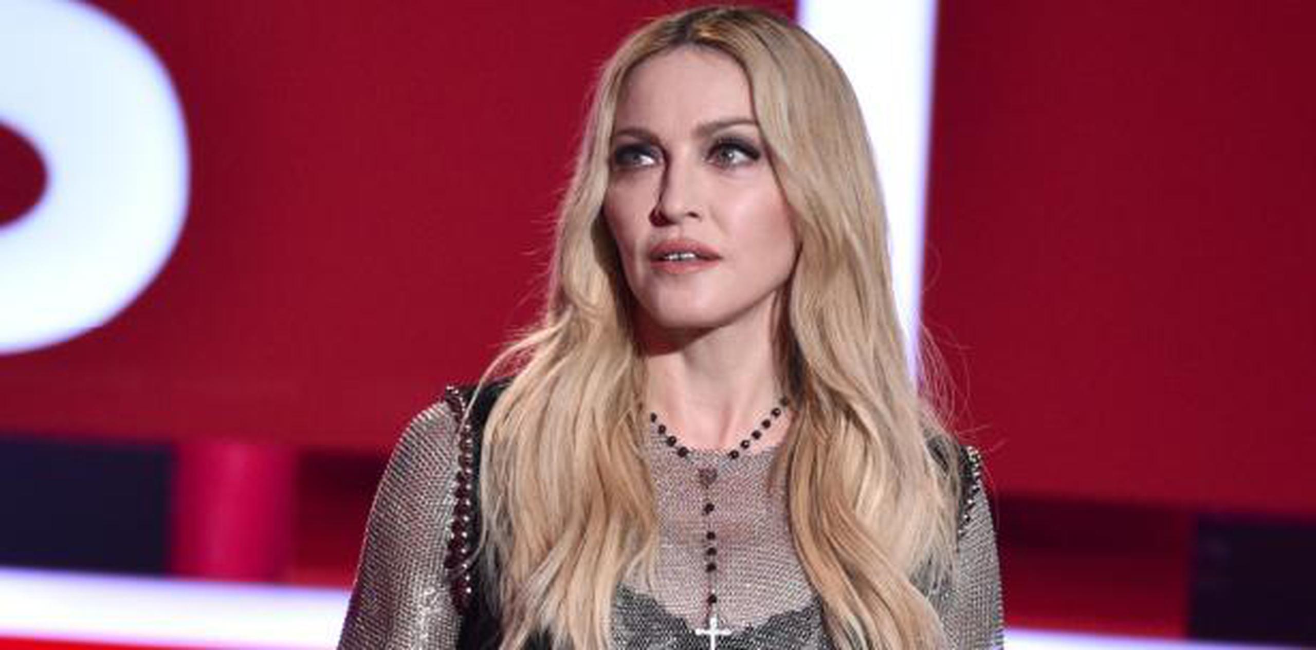 Madonna dio de qué hablar por su atuendo diseñado por Riccardo Tisci, que dejaba ver su trasero y gran parte de su pecho.  (Archivo)