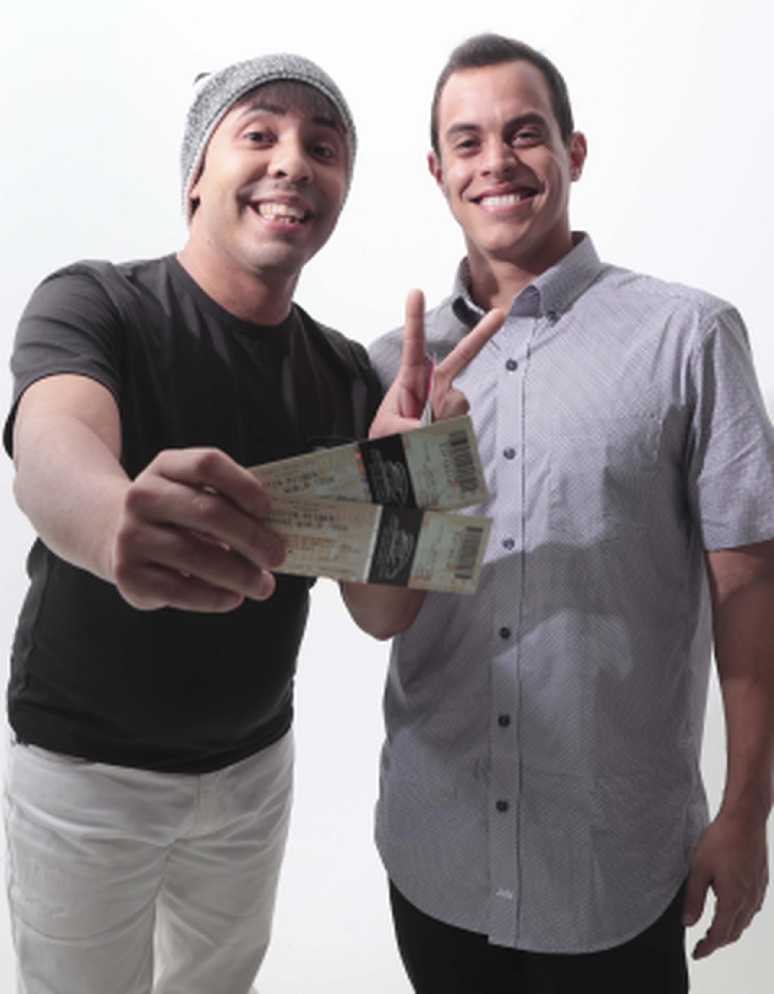 José Calazán, a la izquierda, junto al productor Alejandro Pabón, feliz demostrando sus boletos. (wandaliz.vega@gfrmedia.com)